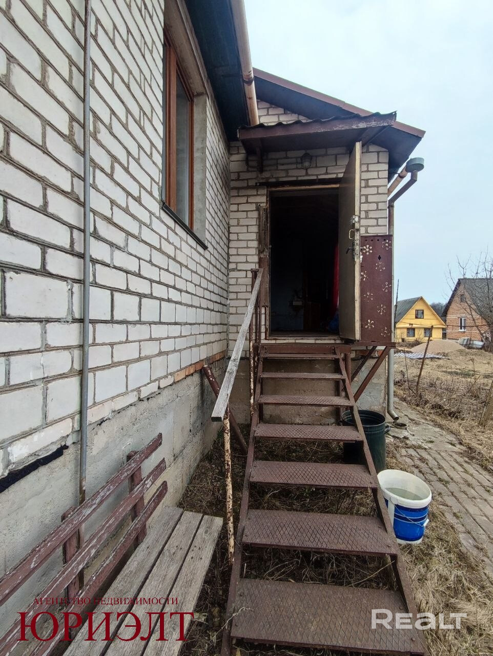 Продается дачный домик под отделку под Минском СТ "Здоровый сад". 2 уровня с гаражом в цоколе. Отличный вариант дома для загородной жизни недалеко от д. Паперня. Участок 5,36 соток в собственности ровный, на котором расположен кирпичный дом 2000г.п. общей площадью 100,9 кв.м., под чистовую отделку, крыша металлочерепица, пол - бетон. Вода - скважина, заведена в дом, но не подключено, электричество, с/у в доме, местная канализация. Чистая продажа. – pohled 5