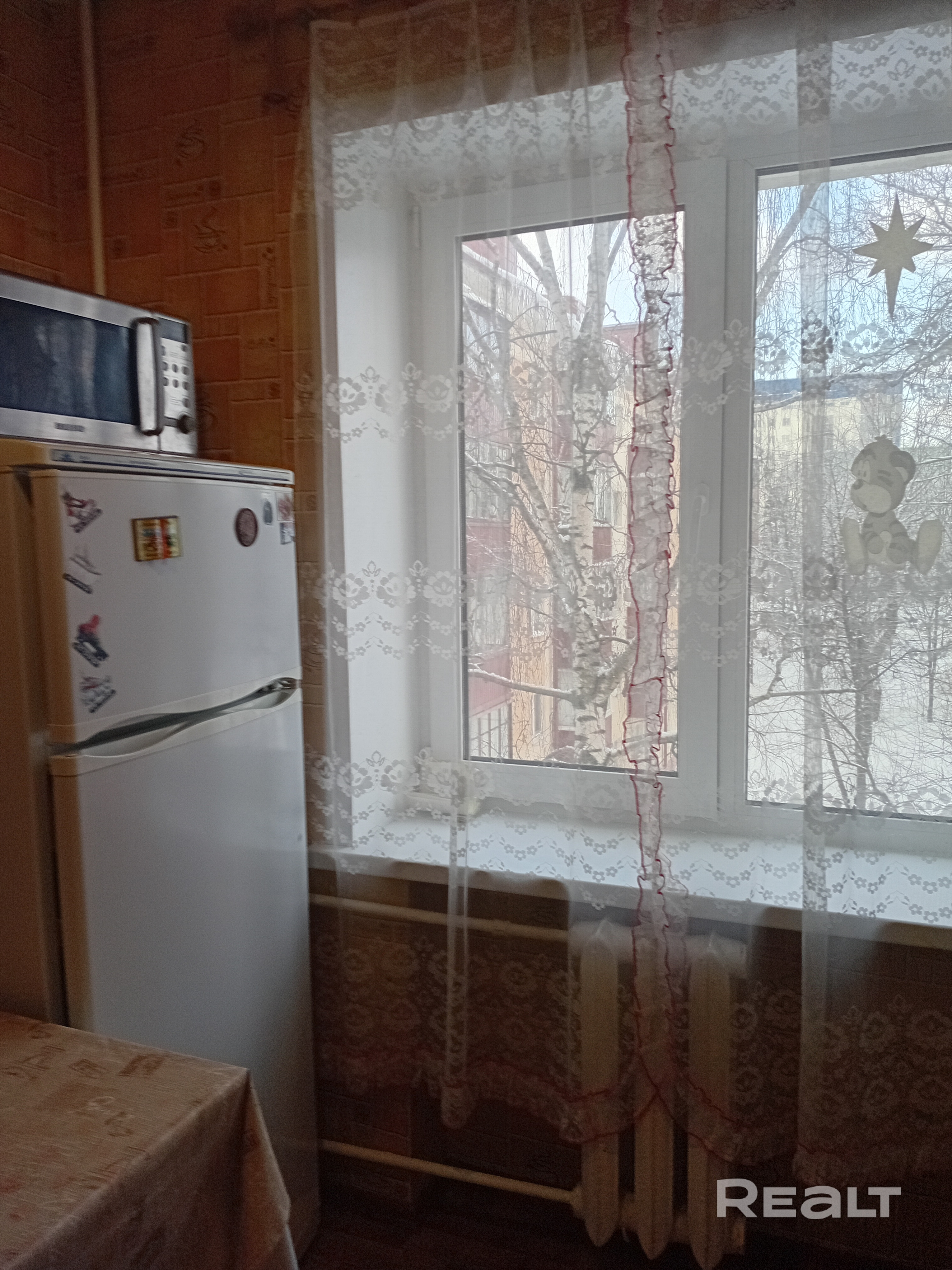 Сдаётся на длительный срок просторная уютная однокомнатная квартира, 4 этаж пятиэтажного кирпичного дома. Ламинат, стеклопакеты, металлическая дверь. Холодильник, стиральная машина, свч, оптоволокно. Рядом метро, универмаг, евроопт. Дом после капремонта. Никто не прописан. Возможна регистрация. – pohled 3