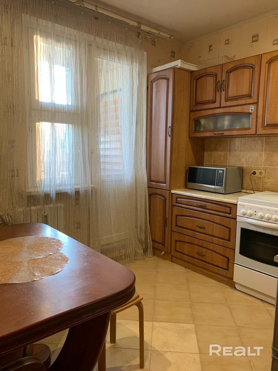 Сдаётся однокомнатная квартира,45.2 кв.м,3 этаж,высотка 19 этажей. Есть в доме консьерж, видеонаблюдение, домофон.Интернет. Мебель, два спальник места, холодильник, телевизор, стиральная машина, микроволновка. В шаговой доступности Парк имени Павлова, поликлиники взрослая и детская, школа ,Московский рынок. Хорошое транспортное сообщение, до остановки 1 минута ,до метро Петровщина 7 минут. - Aanzicht 4