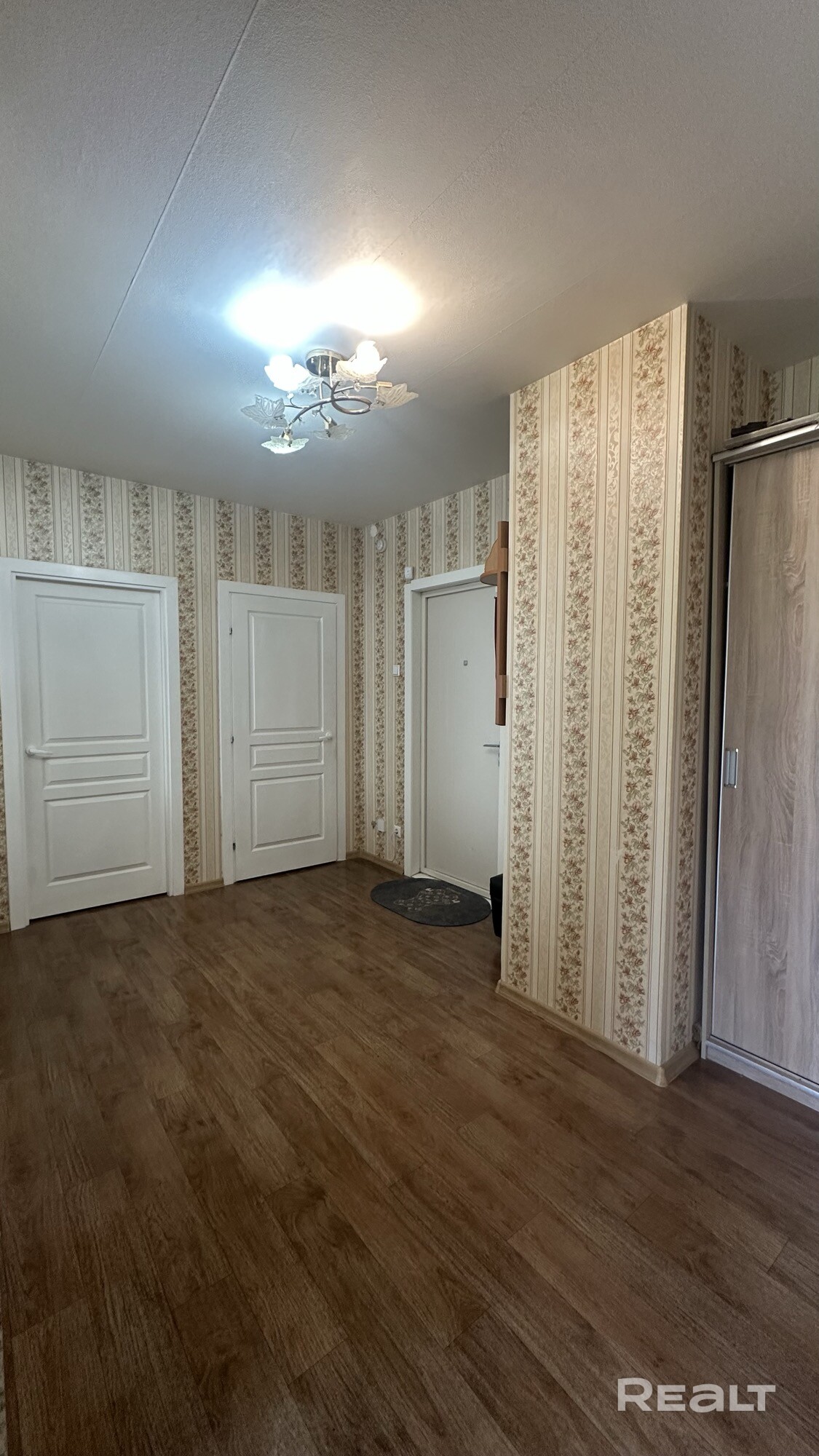 Продается просторная квартира (2 комнаты) по адресу: ул.Юрия Семеняко 15, 3 подъезд, этаж 3. Солнечная сторона. Очень светлая квартира. Окна выходят на детскую площадку. Из подъезда два выхода (на парковку и детскую площадку) - Aanzicht 5