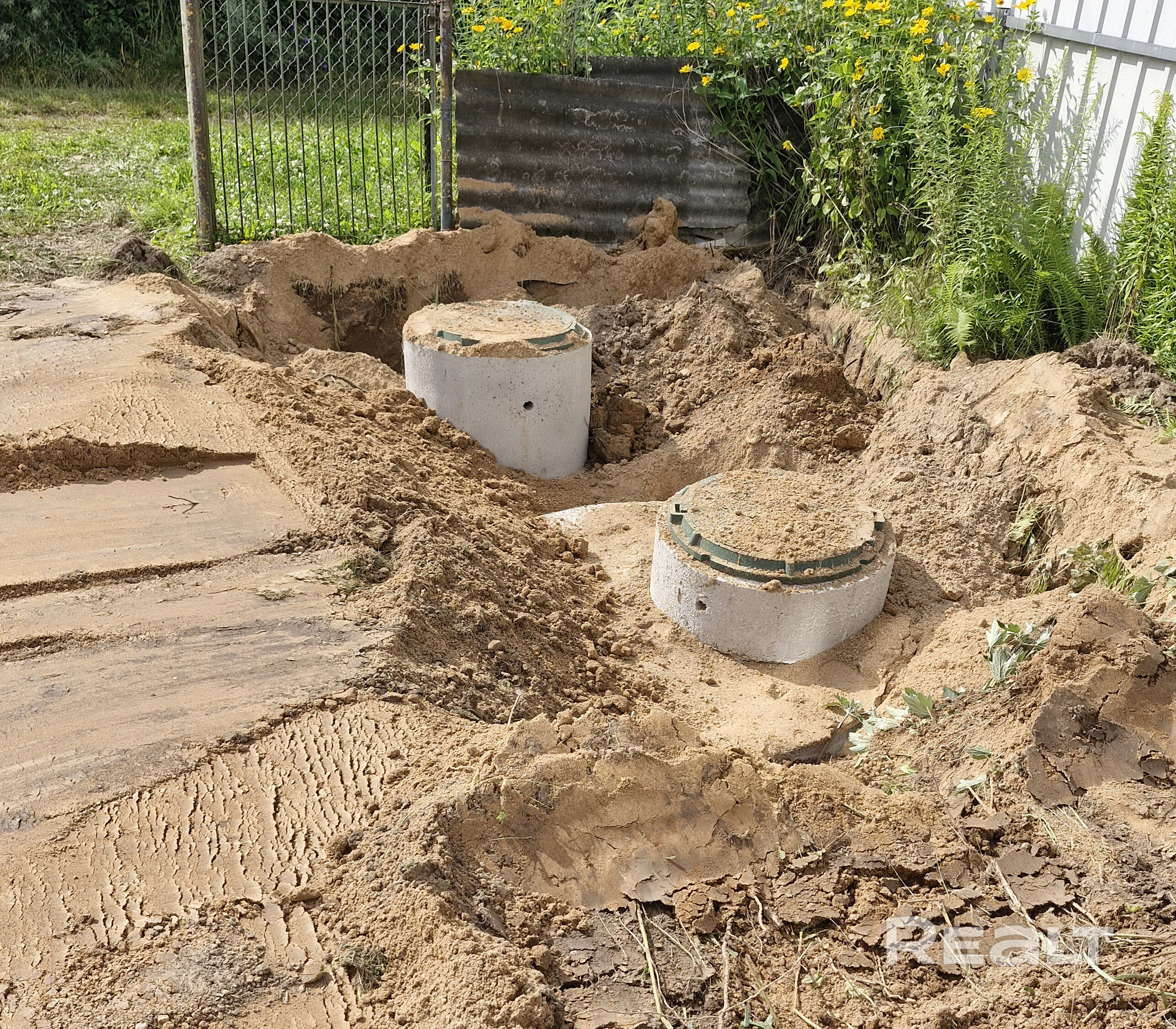 Продам дачу в СТ «Водолей». Участок на крайней улице, удобный заезд, вода сезонная, с/узел на участке, есть летний душ. На первом этаже сруб обложен кирпичом, мансарда каркасная с утеплением стен 150 мм и кровли 200мм. В 2025 году сделаны: перекрытие и стропильная система, новая крыша из металлочерепицы 0,5 мм, входная дверь, двухкамерные стеклопакеты на мансарде, канализация 2 колодца 1,5м - слив заведён в дом, ввод электричества 6 мм. - Ansicht 3