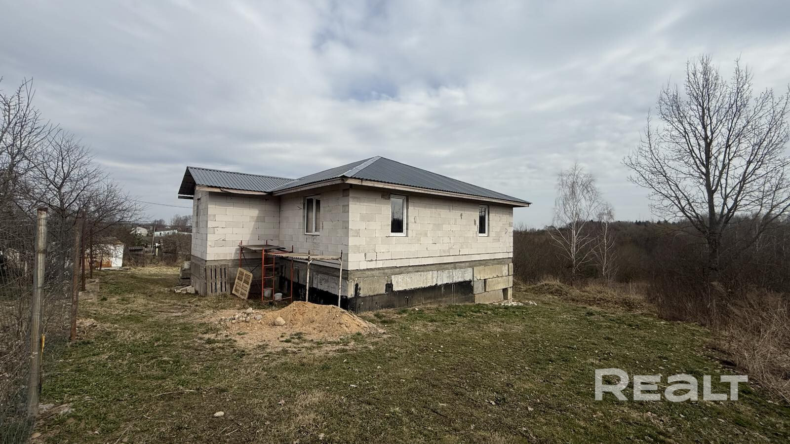 На земельном участке площадью 12 соток расположен капитальный дом площадью застройки 10 х 15 м. Этажность: 1 этаж + полноценный цокольный этаж под всей площадью дома. В доме предусмотрены 4 комнаты, санузлы, хозяйственные помещения, помещение под гараж. Толщина внутренних перегородок — 25 см. Электричество заведено, 3 фазы. Большой плюс — выделен тариф на отопление и подогрев воды электрокотлом (установлен отдельный счетчик). Водоснабжение центральный водопровод (заведен в дом) - Ansicht 3