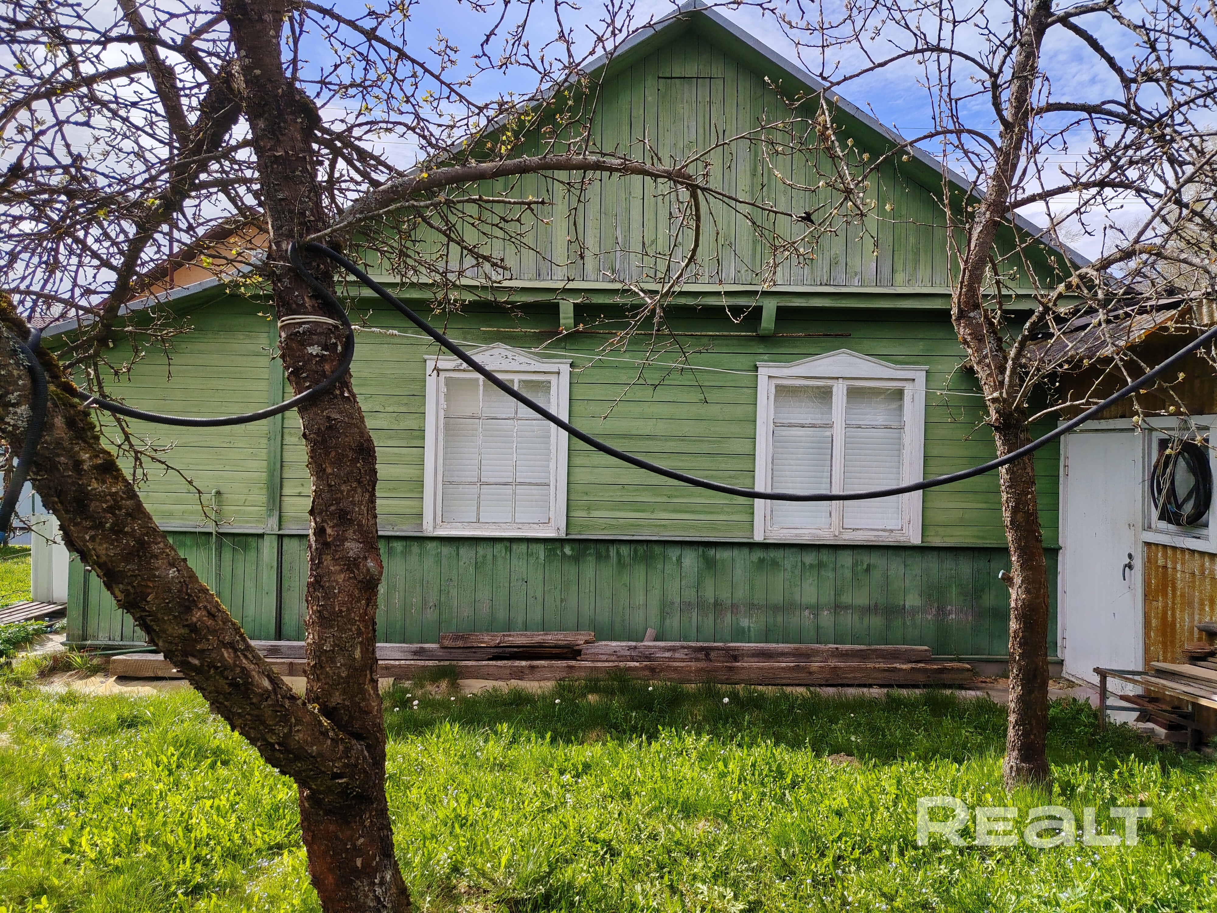 Продаётся крепкая дощатая дача, ст. Бояры (45 км от МКАД). Участок 5 соток, 20–25 мин пешком от электрички. Плюсы: капитальный бетонный фундамент, бетонные полы (сухо, без сырости). Новый забор из металлопрофиля, на окнах роллеты. Туалет и раковина — в доме! Канализация - септик. Планировка: 2 комнаты, кухня, светлая столовая на веранде, гараж, погреб, летний душ, летняя кухня. Отопление печь-буржуйка, газплита (баллон). Всё остаётся — заезжай и живи. торг при осмотре. Видео вышлю. - Więcej