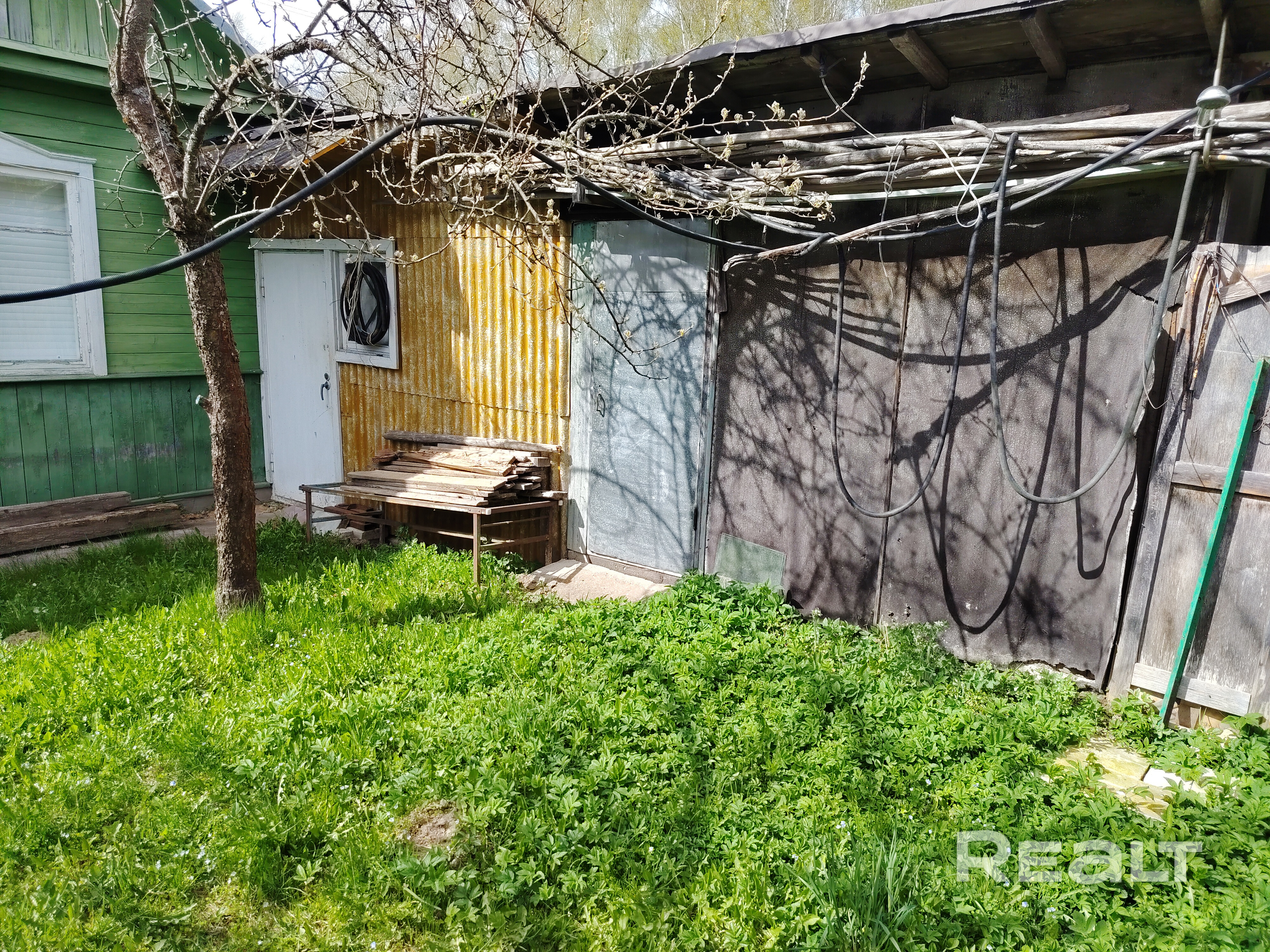 Продаётся крепкая дощатая дача, ст. Бояры (45 км от МКАД). Участок 5 соток, 20–25 мин пешком от электрички. Плюсы: капитальный бетонный фундамент, бетонные полы (сухо, без сырости). Новый забор из металлопрофиля, на окнах роллеты. Туалет и раковина — в доме! Канализация - септик. Планировка: 2 комнаты, кухня, светлая столовая на веранде, гараж, погреб, летний душ, летняя кухня. Отопление печь-буржуйка, газплита (баллон). Всё остаётся — заезжай и живи. торг при осмотре. Видео вышлю. - Widok 6