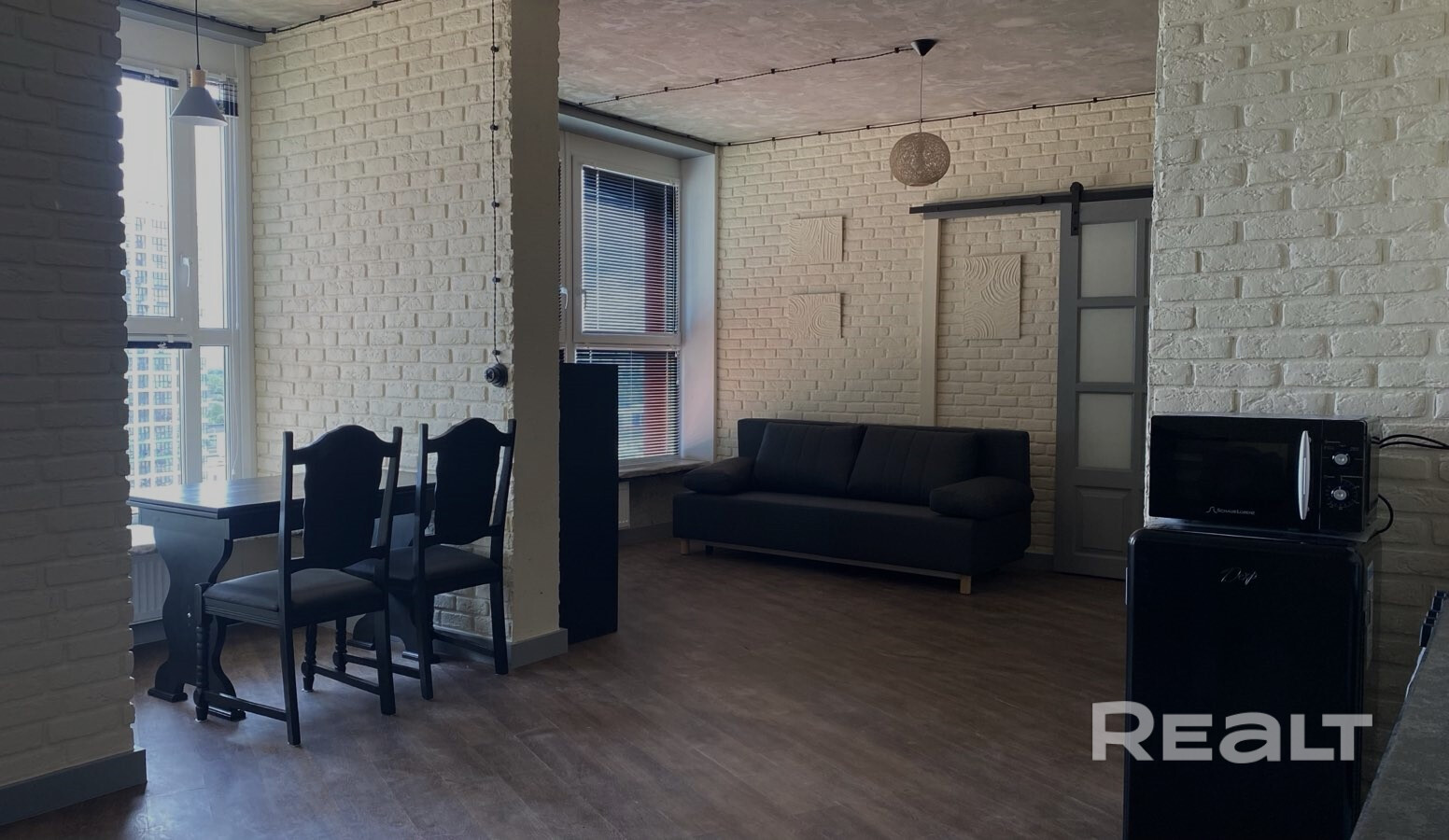 Комфортная квартира в стиле лофт с отдельной спальней и большой гостиной в лучшем районе Минска. - Widok 5