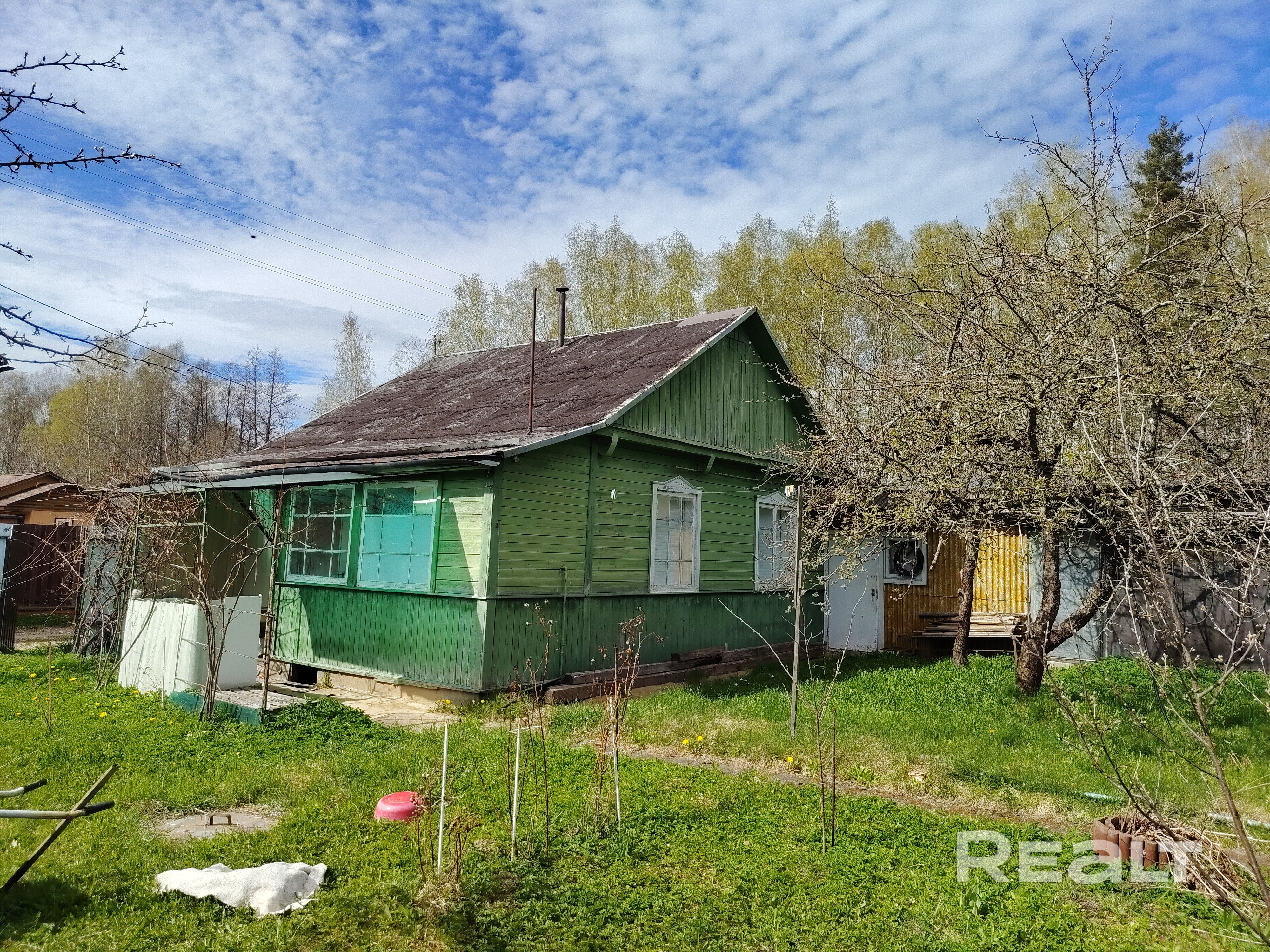 Продаётся крепкая дощатая дача, ст. Бояры (45 км от МКАД). Участок 5 соток, 20–25 мин пешком от электрички. Плюсы: капитальный бетонный фундамент, бетонные полы (сухо, без сырости). Новый забор из металлопрофиля, на окнах роллеты. Туалет и раковина — в доме! Канализация - септик. Планировка: 2 комнаты, кухня, светлая столовая на веранде, гараж, погреб, летний душ, летняя кухня. Отопление печь-буржуйка, газплита (баллон). Всё остаётся — заезжай и живи. торг при осмотре. Видео вышлю. - Widok 4