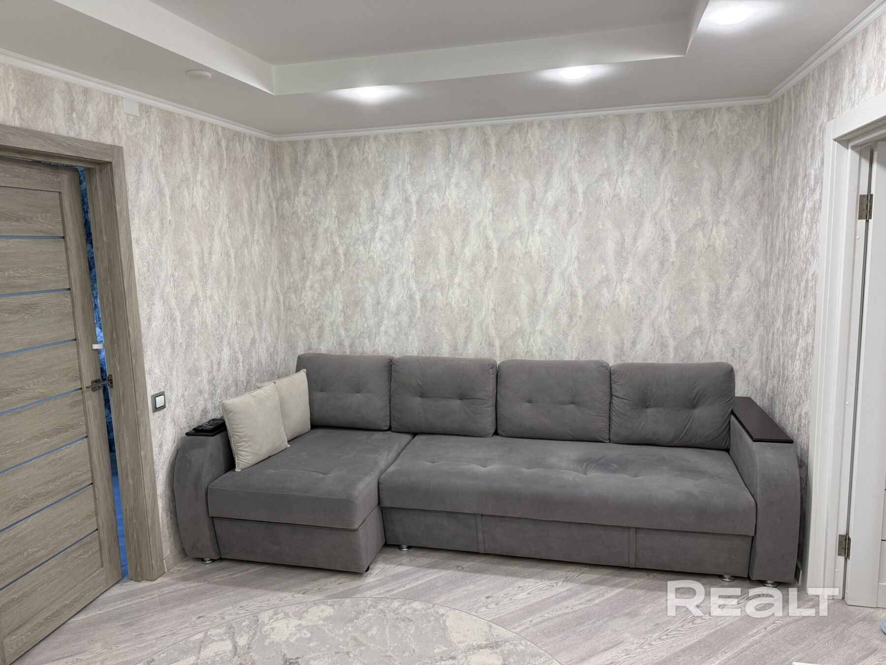 Квартира с ремонтом, готова для проживания, 2 отдельные спальни, большой зал – гостиная, кухня со столовой, чистая продажа. Зеленый, тихий район с развитой инфраструктурой. - Ansicht 3