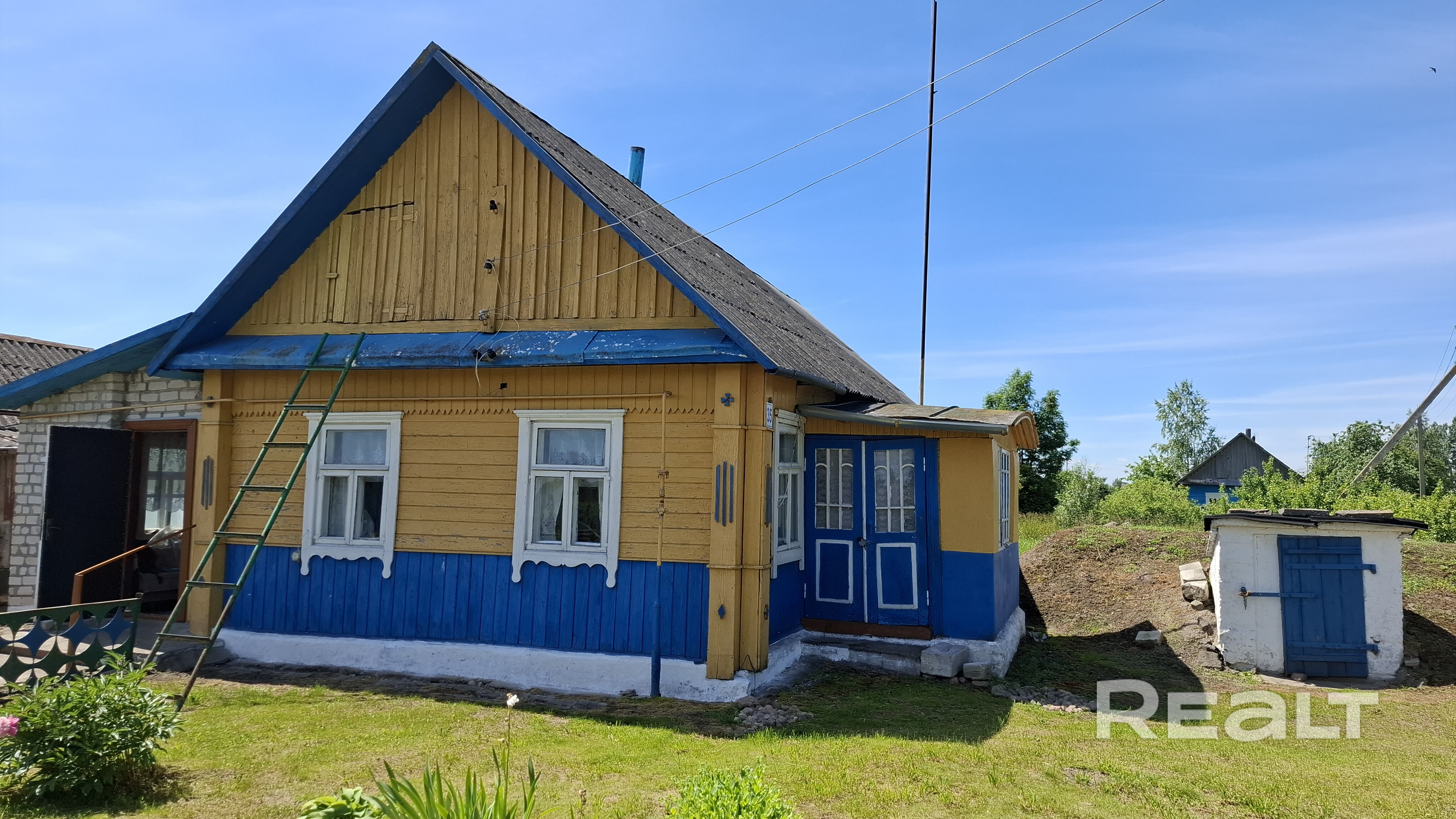 Продается крепкий загородный дом в деревне Островки. Крепкая постройка: традиционный деревянный дом с надежной двускатной крышей из шифера. Собственный погреб: на участке есть капитальный полуподземный погреб для хранения припасов. Хозпостройки: на территории есть дополнительные строения для хозяйственных нужд. В доме сохранена классическая печь, есть летняя кухня. - Ansicht 4