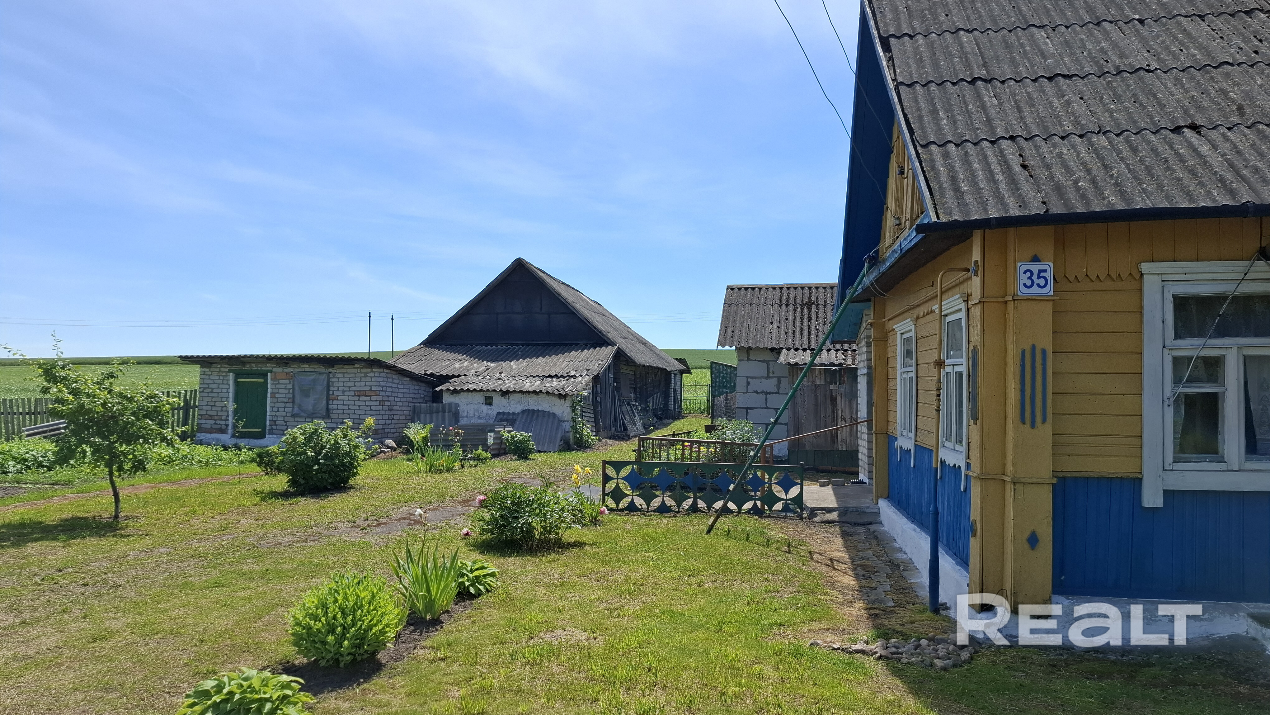 Продается крепкий загородный дом в деревне Островки. Крепкая постройка: традиционный деревянный дом с надежной двускатной крышей из шифера. Собственный погреб: на участке есть капитальный полуподземный погреб для хранения припасов. Хозпостройки: на территории есть дополнительные строения для хозяйственных нужд. В доме сохранена классическая печь, есть летняя кухня. - Ansicht 3