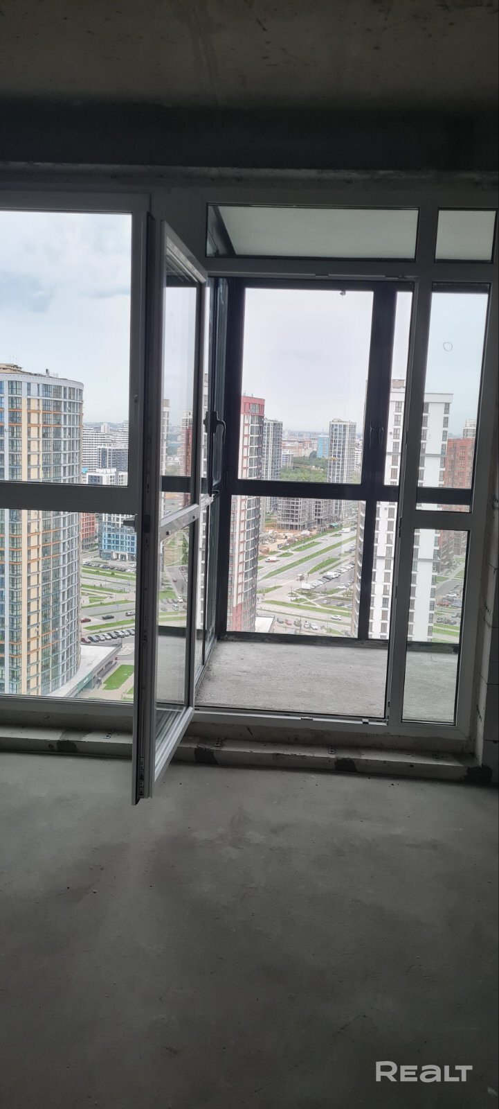 Дом в квартале "Западная Европа", каркасно-блочный, сдан в 2025 году, 22 этаж из 25, отличный вид из окон на две стороны. Есть технический дизайн-проект: 3 отдельные спальни, кухня-гостиная, 2 санузла, лоджия. Без отделки, возведены межкомнатные перегородки согласно дизайн проекту. Панорамное остекление. В доме просторное лобби с зоной отдыха, санузел и место для мытья лап домашних животных, 3 скоростных бесшумных лифта, сквозной подъезд. Развитая инфраструктура, 1300 метров до ст.м. Аэродромная - Ansicht 4