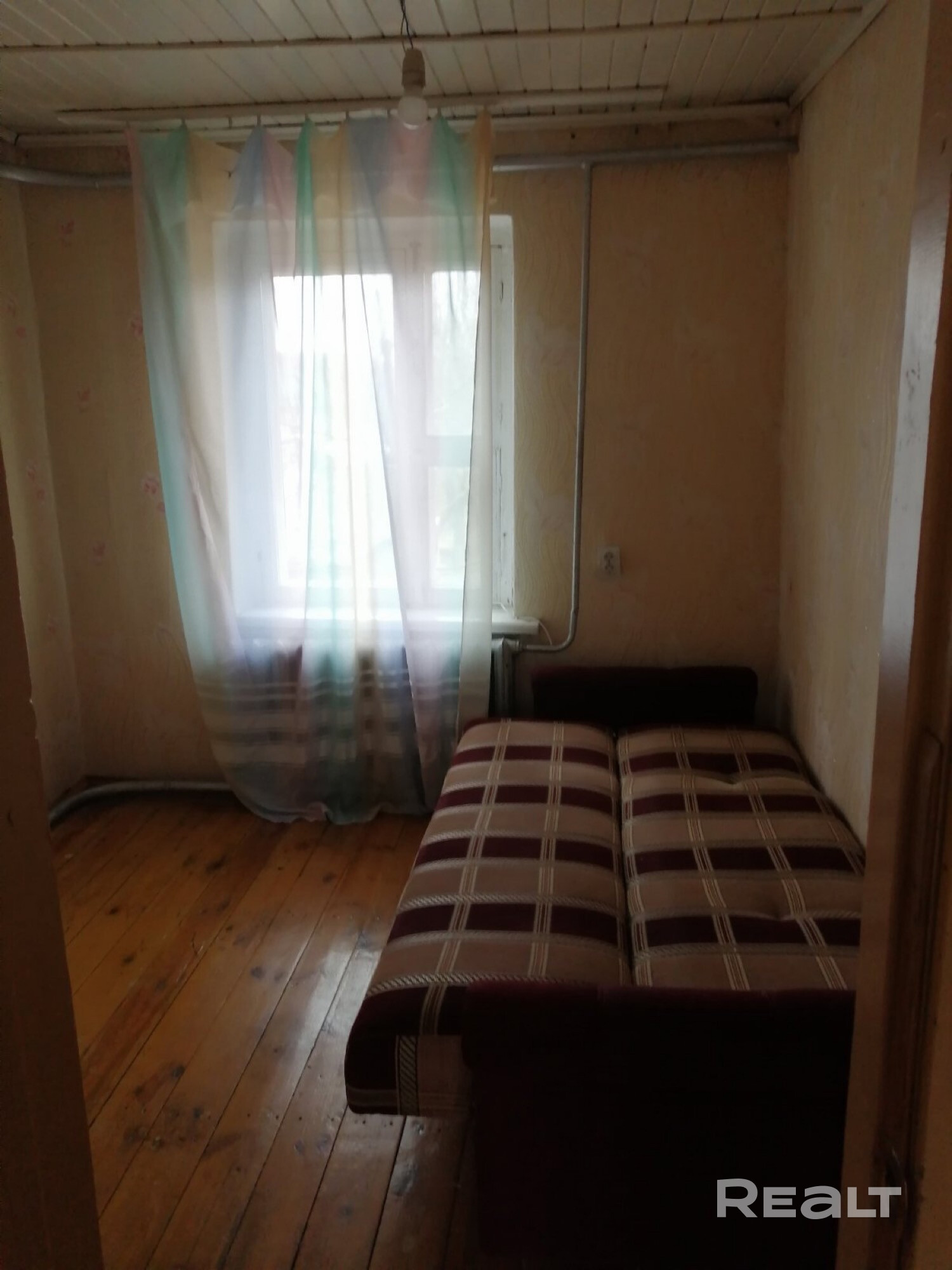 Продается дом в 1 км от г.Смолевичи, со всеми коммуникациями, свет, вода, газ все в доме, живописное место, рядом лес, недалеко озеро, есть второй мансардный этаж, гараж по всему периметру дома, возможен обмен на квартиру, АГЕНТСТВАМ НЕ ЗВОНИТЬ И НЕ ПИСАТЬ!!! Возможен торг, дом большой, участок ровный, рядом лес, хорошее предложение по адекватной цене - Widok 4