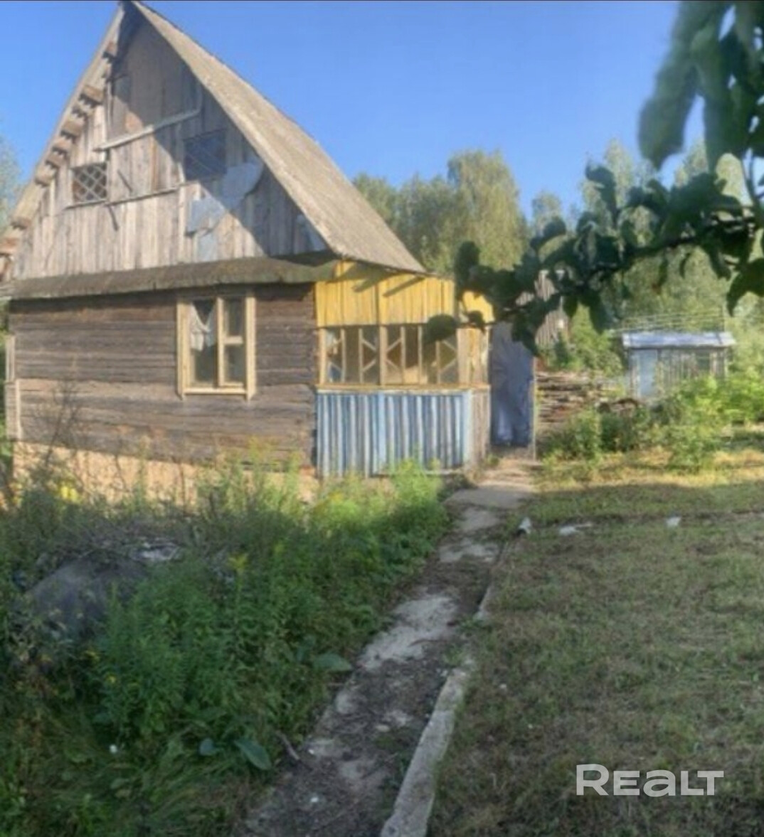 Продам дом. Расстояние от МКАД - 31 км.От электрички(ст. Бояры)1.5 км. Участок не угловой, на возвышенности, первая линия, с прекрасным видом на лес, в лесу много грибов, ягод, есть ручей. Дом на высоком фундаменте, полноценый бетонный цокольный первый этаж, второй этаж из бревен(крепкие сухие бревна, без гнили), мансардный этаж под крышей. Площадь одного этажа 69м2. В доме электричество,вода сезонная,есть возможность сделать скважену.На участке много плодовых деревьев, залиты бетонные дорожки. - Ansicht 3
