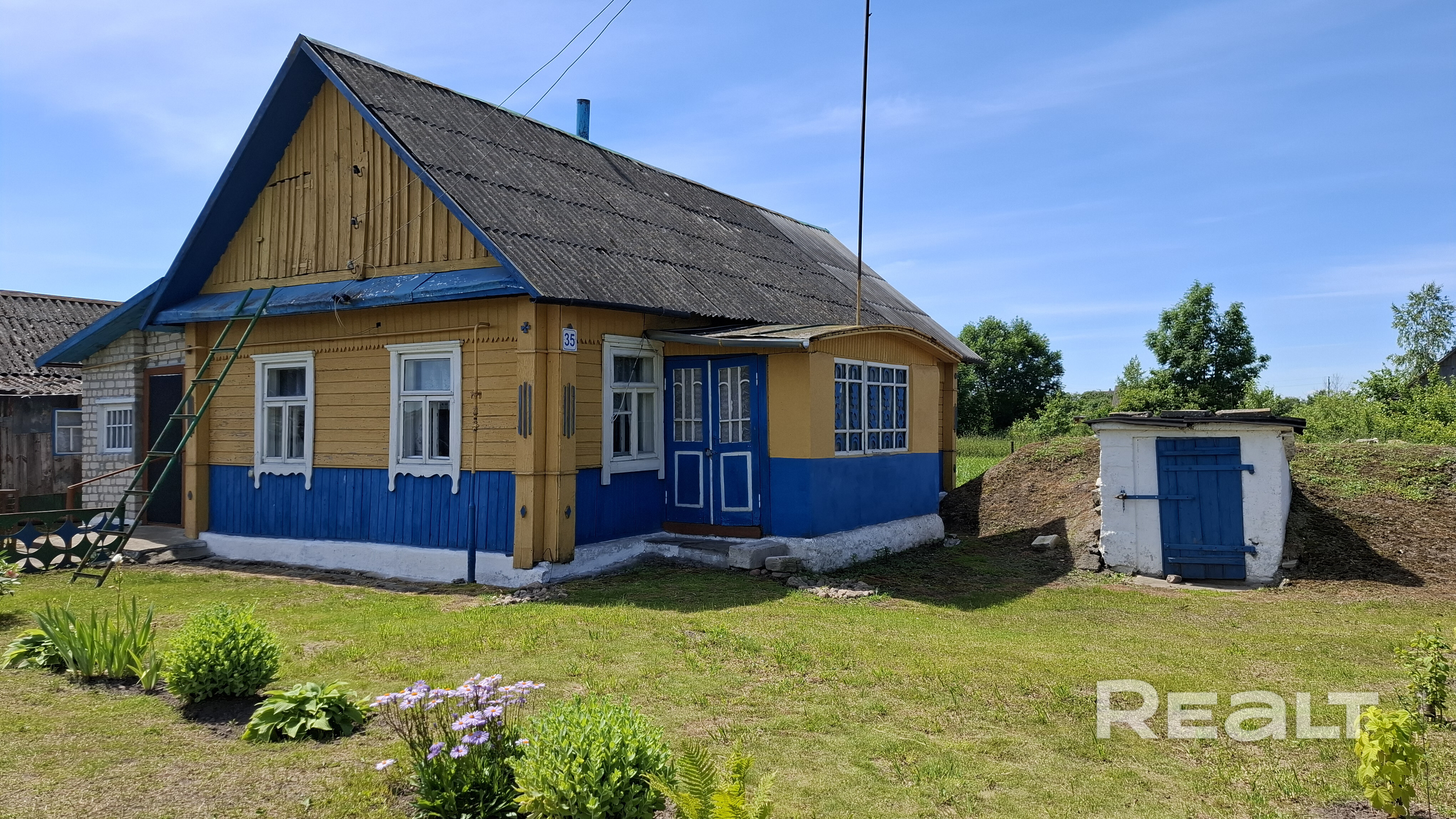 Продается крепкий загородный дом в деревне Островки. Крепкая постройка: традиционный деревянный дом с надежной двускатной крышей из шифера. Собственный погреб: на участке есть капитальный полуподземный погреб для хранения припасов. Хозпостройки: на территории есть дополнительные строения для хозяйственных нужд. В доме сохранена классическая печь, есть летняя кухня. - Ansicht 5