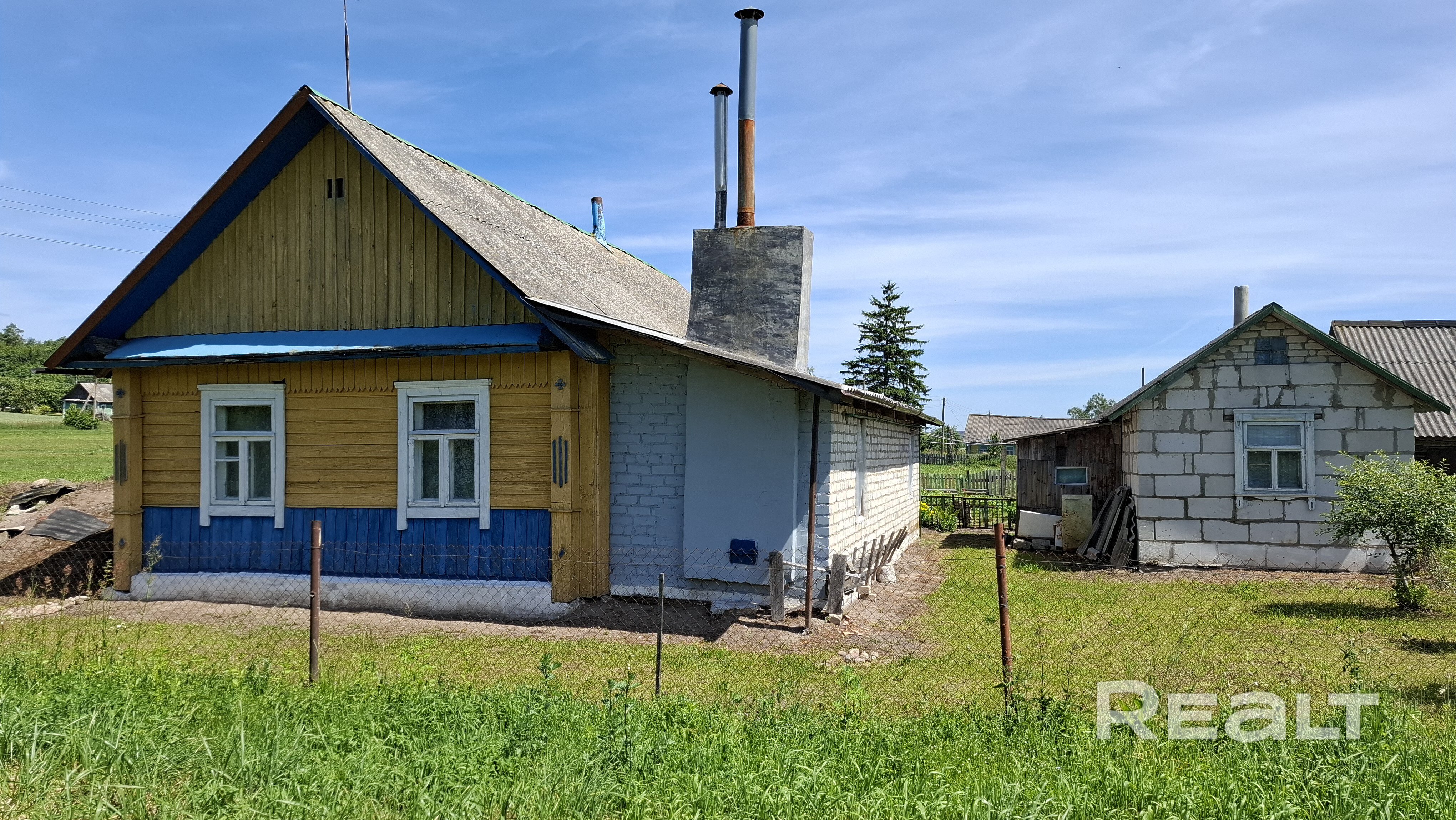 Продается крепкий загородный дом в деревне Островки. Крепкая постройка: традиционный деревянный дом с надежной двускатной крышей из шифера. Собственный погреб: на участке есть капитальный полуподземный погреб для хранения припасов. Хозпостройки: на территории есть дополнительные строения для хозяйственных нужд. В доме сохранена классическая печь, есть летняя кухня. - Ansicht 6