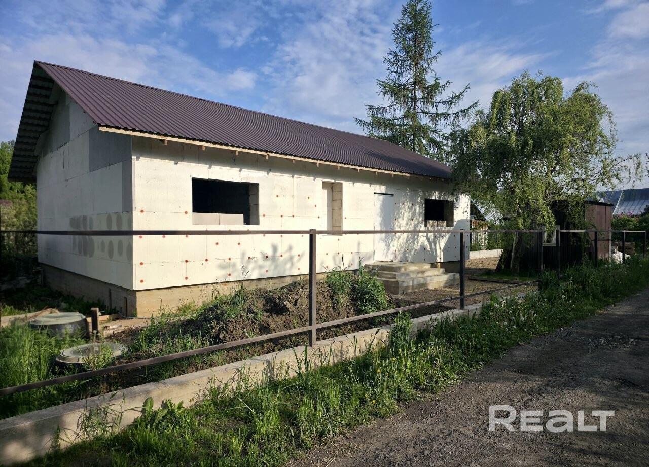 Всего 12 км от МКАД по Могилевской трассе. Участок расположен в живописном лесном массиве, что гарантирует чистый воздух и тишину. Остановка общественного транспорта - всего в 15 минутах пешком. Участок 8,4 сотки в лесу. Дом: ленточный фундамент, газосиликат + утеплитель, бетонный пол, кровля из металлопрофиля. Коммуникации: 380 В, центральный водопровод, септик, газ по улице. Рядом: Евроопт, аптека, банк, детский сад, школа, ТЦ "МОМО" Ведутся работы – вы контролируете качество и экономите. – pohled 4