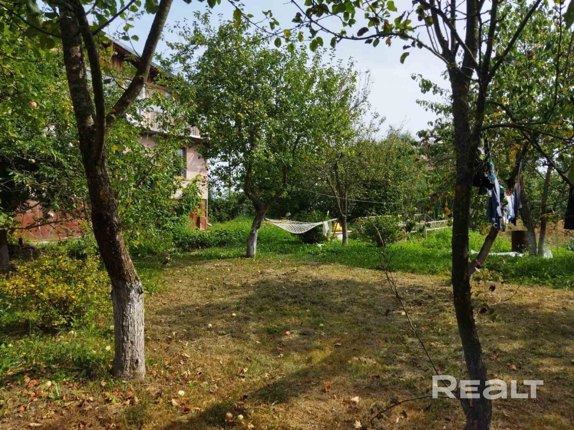 Продается дом в 1 км от г.Смолевичи, со всеми коммуникациями, свет, вода, газ все в доме, живописное место, рядом лес, недалеко озеро, есть второй мансардный этаж, гараж по всему периметру дома, возможен обмен на квартиру, АГЕНТСТВАМ НЕ ЗВОНИТЬ И НЕ ПИСАТЬ!!! Возможен торг, дом большой, участок ровный, рядом лес, хорошее предложение по адекватной цене - Widok 3