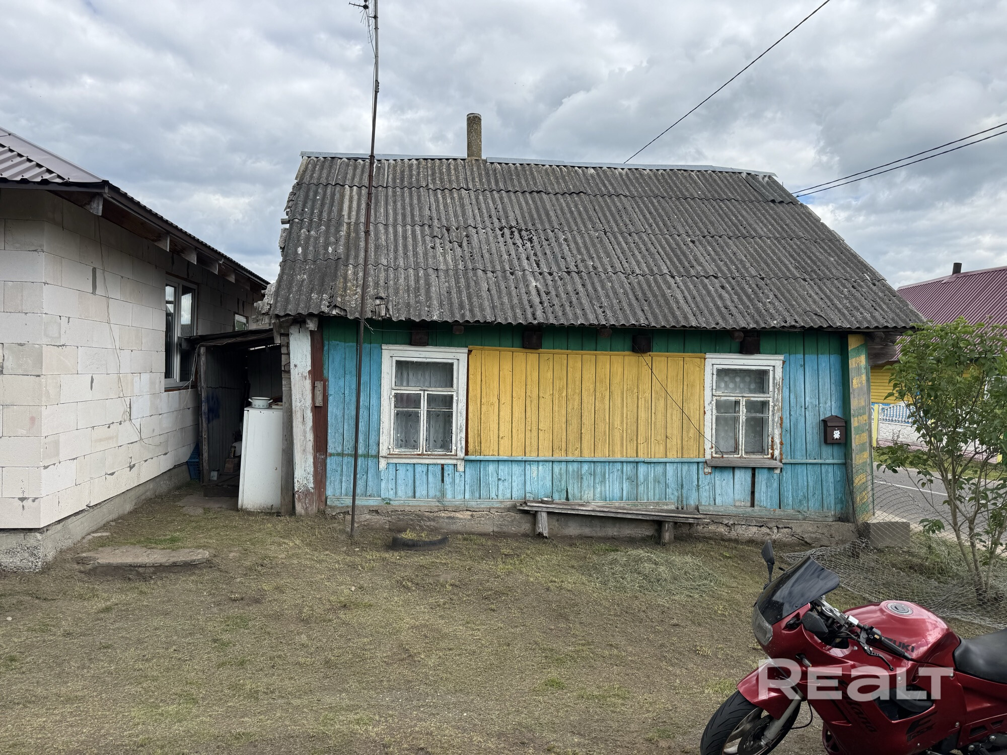 Продам участок 25 соток, на участке 2 дома, один старый и пригодный для круглогодичного проживания и новый не достроенный, все документы на строительство есть. На участке есть новый сруб под баню и гараж. В старом доме рабочая печь и электроотопление.Тихое и уютное место, 15 км. от Молодечно и 66км до мкд. Хорошие и приветливые соседи, рядом лес, река и озеро, это не просто участок в деревне, это место где можно отдохнуть и душой и телом от городской суеты. Есть вайфай и камера видео наблюдения - Widok 3
