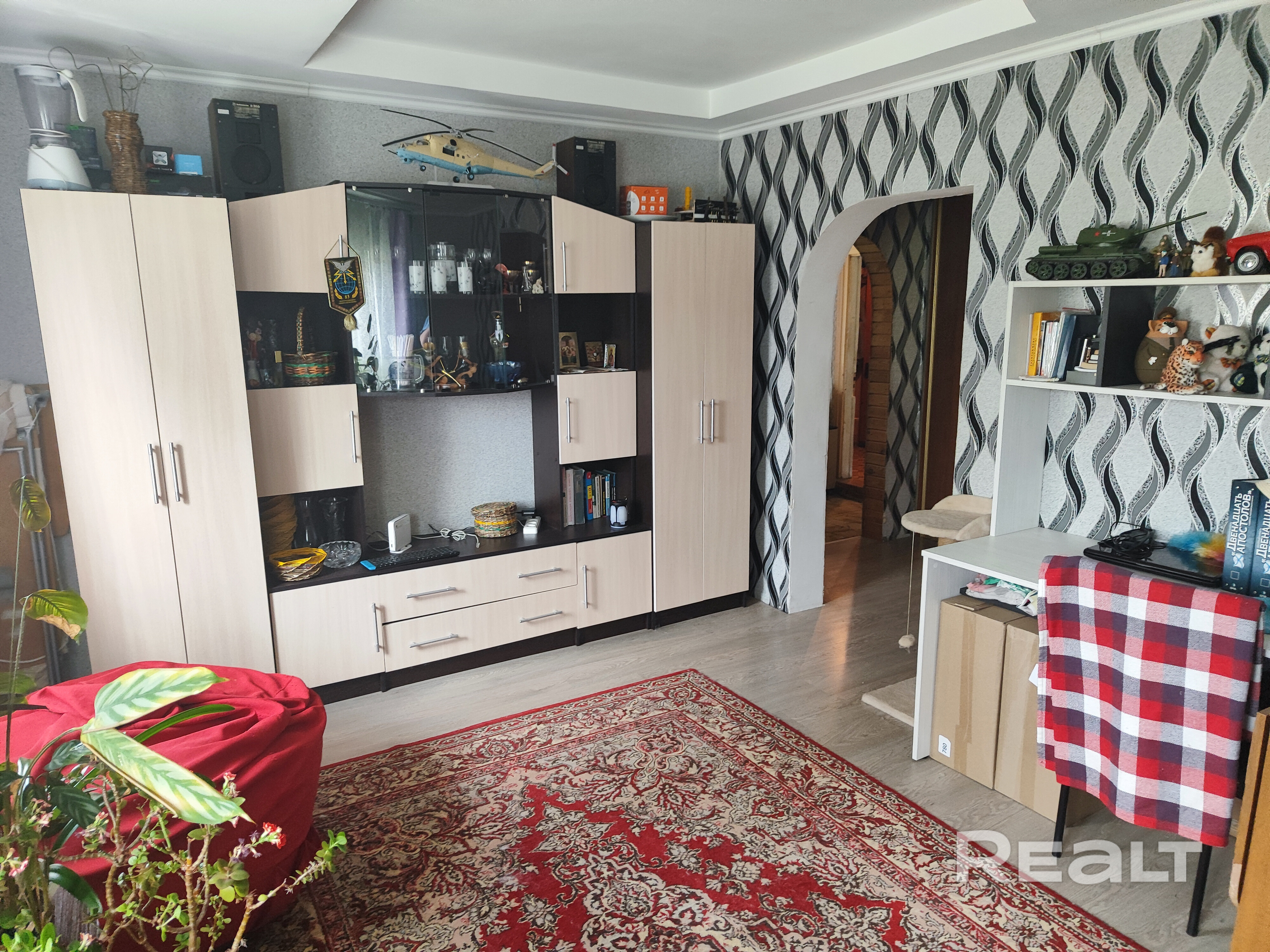 Хороший дом для большой дружной семьи. Участок 25 соток к дому+ 5 соток для ведения ЛПХ. В шаговой доступности поликлиника, школа, детский сад, бассейн, боулинг, ресторан, 3 магазина, оборудованный пляж. На участке плодовые деревья и кустарники. В доме есть оборудованный сухой погреб. Дом продается с мебелью. Более подробная информация по телефону +375 29 317 89 16. Торг у калитки. - Mehr