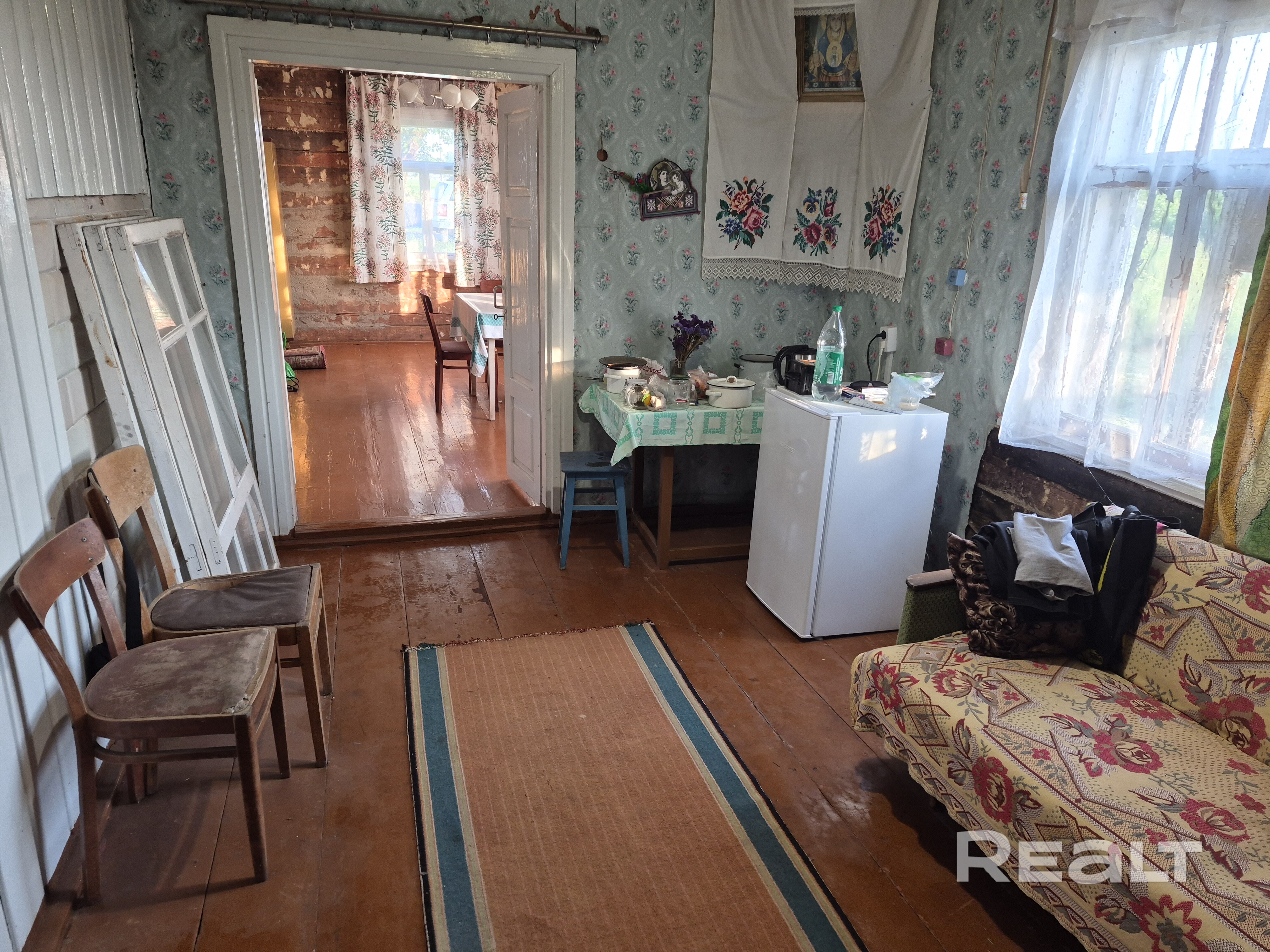 Продается дом в агрогородке Заостровечье,колодец на участке.Крепкий дом ждет своего хозяина,документы в порядке,свет- новая провдка от столба,газ на соседней улице. Асфальт до дома,удобные подьездные пути.Соседи с одной стороны. Дом требует ремонта,брус крепкий . Рядом второй дом с хоз.постройкой для животных.В обоих домах имеется подвал. В агрогородке в пешей доступности Магазины,почта,стомат.амбул. ,хоз.маг,евроопт,WB. 20км от Клецка. Возможность подключиться к центр.водопровод и канализации. - Widok 5