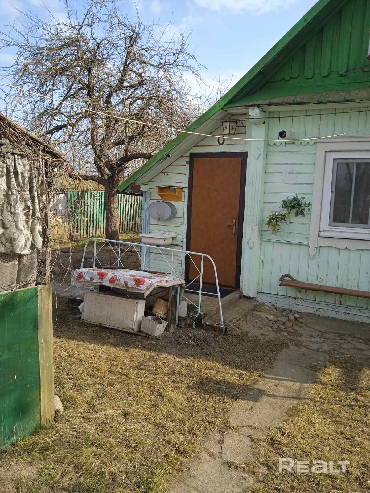 Продается благоустроенный дом, Брестское направление, д. Крутой Берег(13 км от Несвижа, 109 км от МКАД). Крайний участок у поля, красивый вид, 30 соток. В доме природный газ(хороший котел, отопление разведено),вода из колодца(насос, заведена в дом), санузел в доме, канализация местная, окна ПВХ. Идеально под дачу, а также для постоянного проживания. Чистая продажа торг. - Widok 3
