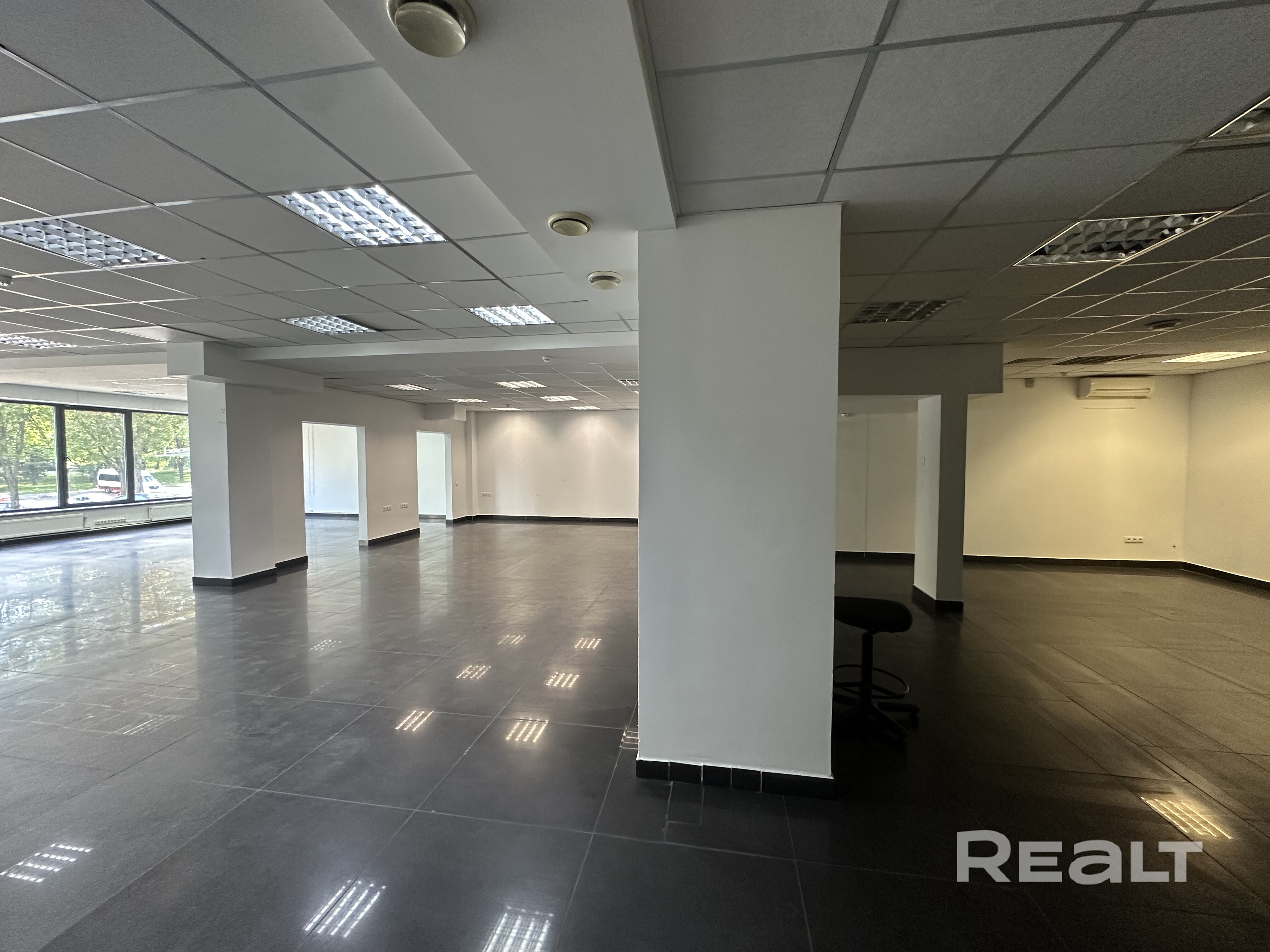 Торгово-офисное помещение с 2 отдельными входами на 1 этаже БЦ Green Plaza. Пешая доступность до ст.м. Молодежная.Кухня, 2 с/узла. Возможность повесить вывеску арендатора на стене здания. Наземный гостевой паркинг на 190 мест. Собственная служба эксплуатации в БЦ. Круглосуточная охрана и видеонаблюдение. Собственная система кондиционирования. Система приточно-вытяжной вентиляции с рекуперацией. Скоростной оптово-волоконный интернет от 4-ех интернет-провайдеров. Доступ 24/7. - Więcej