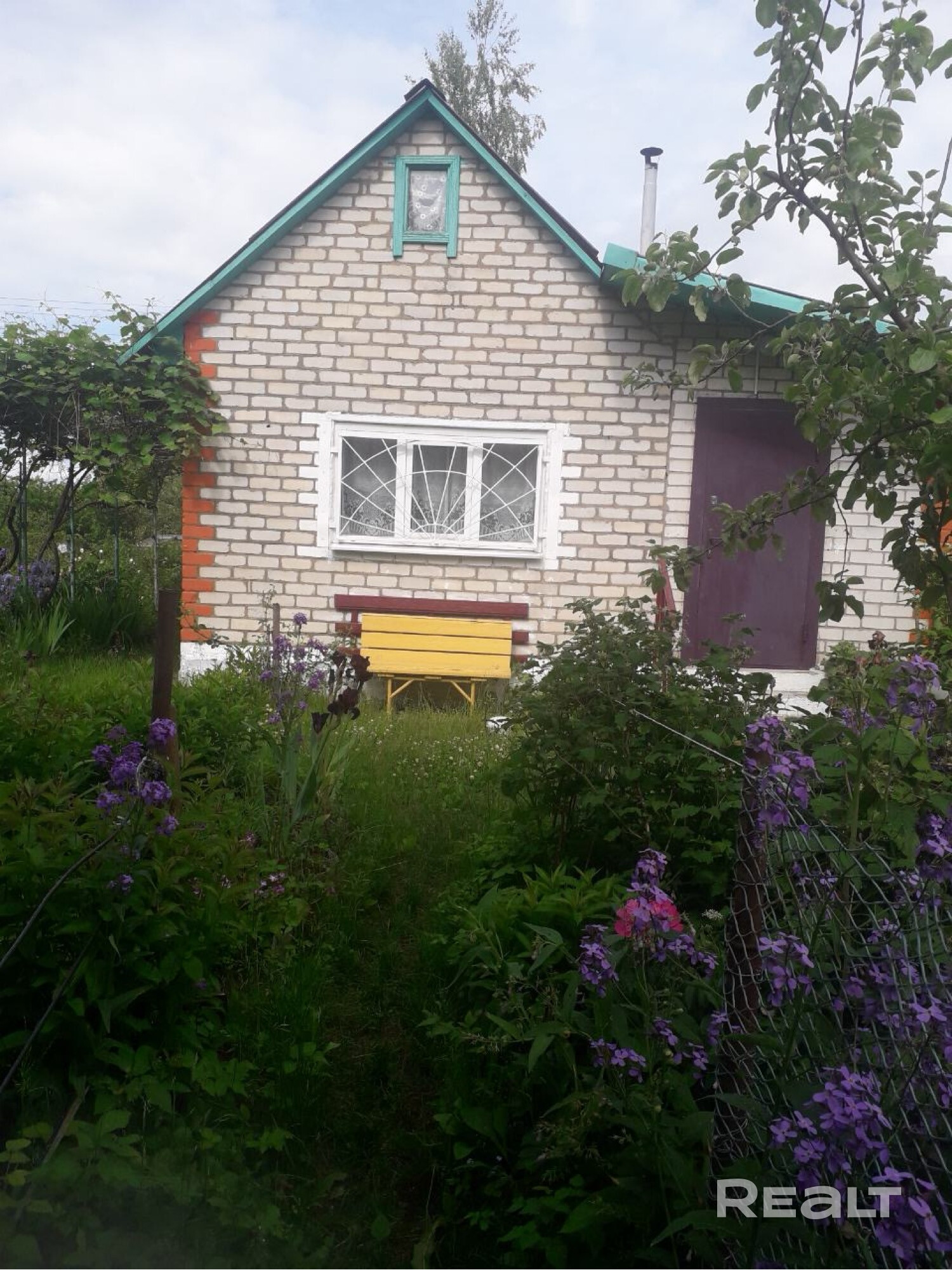 Дача рядом со ст. Равнополье, у дороги, всего 2 смежных соседей. Дом 6х6м, бревенчатый, обложен кирпичом. Есть теплица, печка, погреб, решетки на окнах, холодильник. Частично отделан вогонкой. На участке яблони, малина, клубника, смородина, много цветов, хорошая земля. По запросу вышлю видео. - Ansicht 5