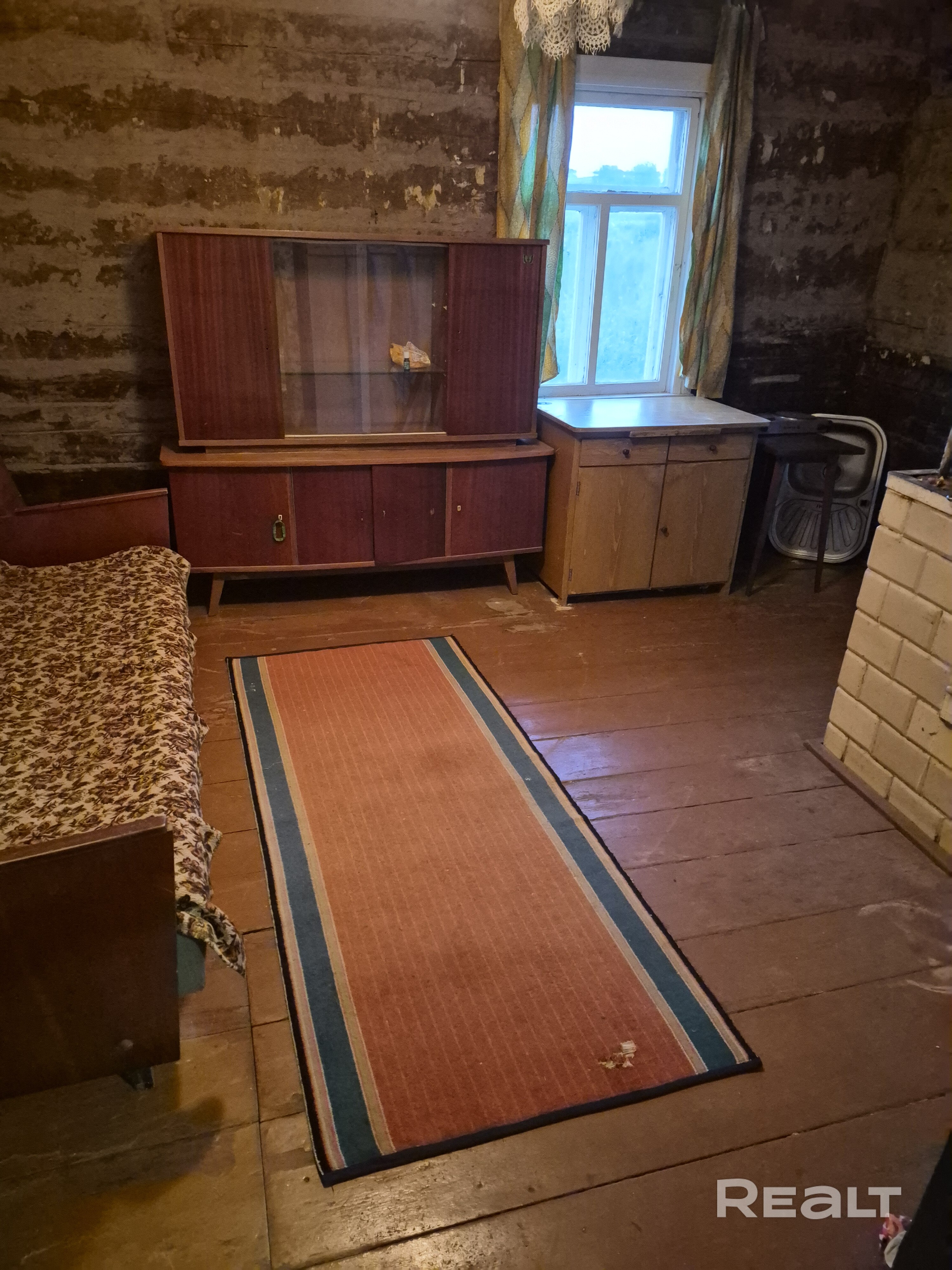 Продается дом в агрогородке Заостровечье,колодец на участке.Крепкий дом ждет своего хозяина,документы в порядке,свет- новая провдка от столба,газ на соседней улице. Асфальт до дома,удобные подьездные пути.Соседи с одной стороны. Дом требует ремонта,брус крепкий . Рядом второй дом с хоз.постройкой для животных.В обоих домах имеется подвал. В агрогородке в пешей доступности Магазины,почта,стомат.амбул. ,хоз.маг,евроопт,WB. 20км от Клецка. Возможность подключиться к центр.водопровод и канализации. - Więcej