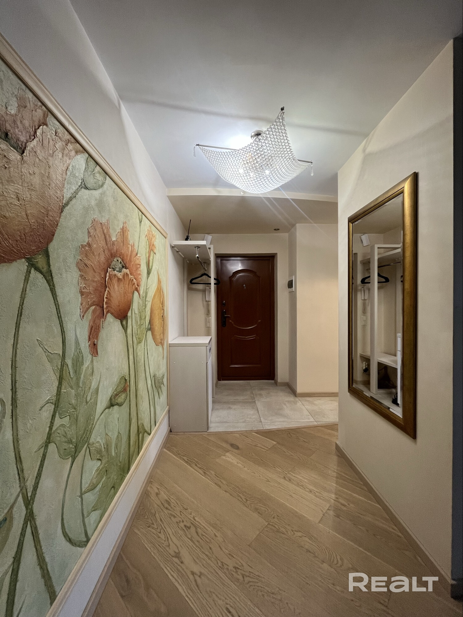 Сдаётся просторная 1-комнатная квартира (54 м²) в Минске по ул.Притыцкого, 91. Заселение с 06.08.2026г. Квартира полностью оборудована для комфортного проживания. Предоставляется постельное бельё и полотенца, бесплатный Wi-Fi. До центра 10 минут на метро без пересадок. Рядом выезд на МКАД, во дворе всегда есть место для парковки. Развитая инфраструктура, все локации в шаговой доступности: рынок «Заходні», банки, аптеки, ТРЦ «Грин»,кафе,рестораны. - Ansicht 4
