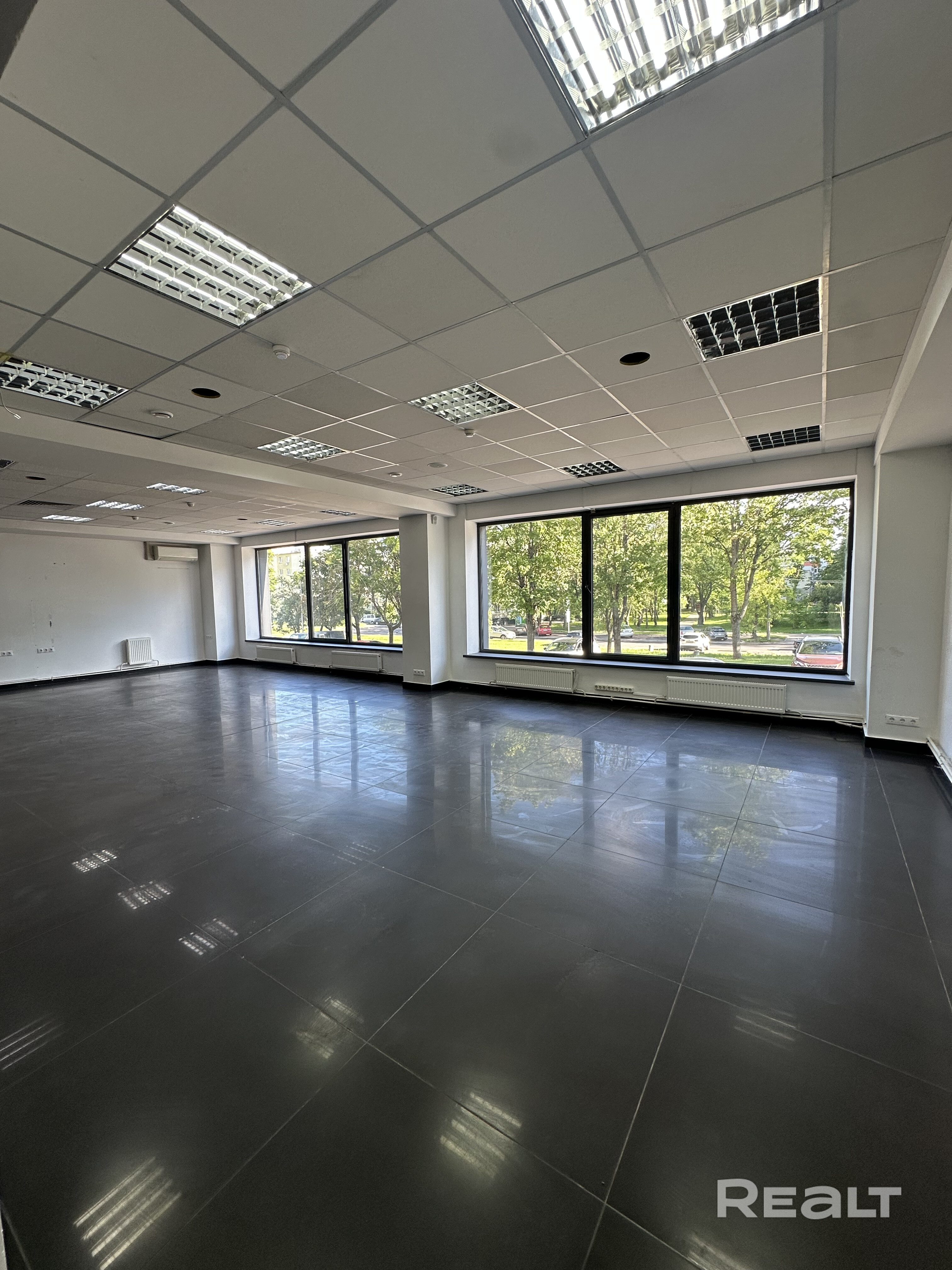 Торгово-офисное помещение с 2 отдельными входами на 1 этаже БЦ Green Plaza. Пешая доступность до ст.м. Молодежная.Кухня, 2 с/узла. Возможность повесить вывеску арендатора на стене здания. Наземный гостевой паркинг на 190 мест. Собственная служба эксплуатации в БЦ. Круглосуточная охрана и видеонаблюдение. Собственная система кондиционирования. Система приточно-вытяжной вентиляции с рекуперацией. Скоростной оптово-волоконный интернет от 4-ех интернет-провайдеров. Доступ 24/7. - Widok 5