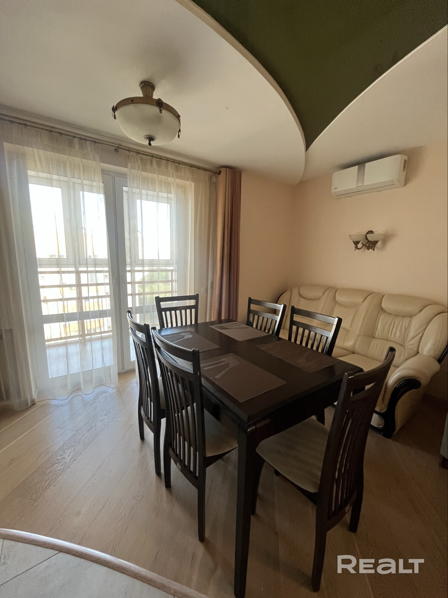 Сдаётся просторная 1-комнатная квартира (54 м²) в Минске по ул.Притыцкого, 91. Заселение с 06.08.2026г. Квартира полностью оборудована для комфортного проживания. Предоставляется постельное бельё и полотенца, бесплатный Wi-Fi. До центра 10 минут на метро без пересадок. Рядом выезд на МКАД, во дворе всегда есть место для парковки. Развитая инфраструктура, все локации в шаговой доступности: рынок «Заходні», банки, аптеки, ТРЦ «Грин»,кафе,рестораны. - Ansicht 6