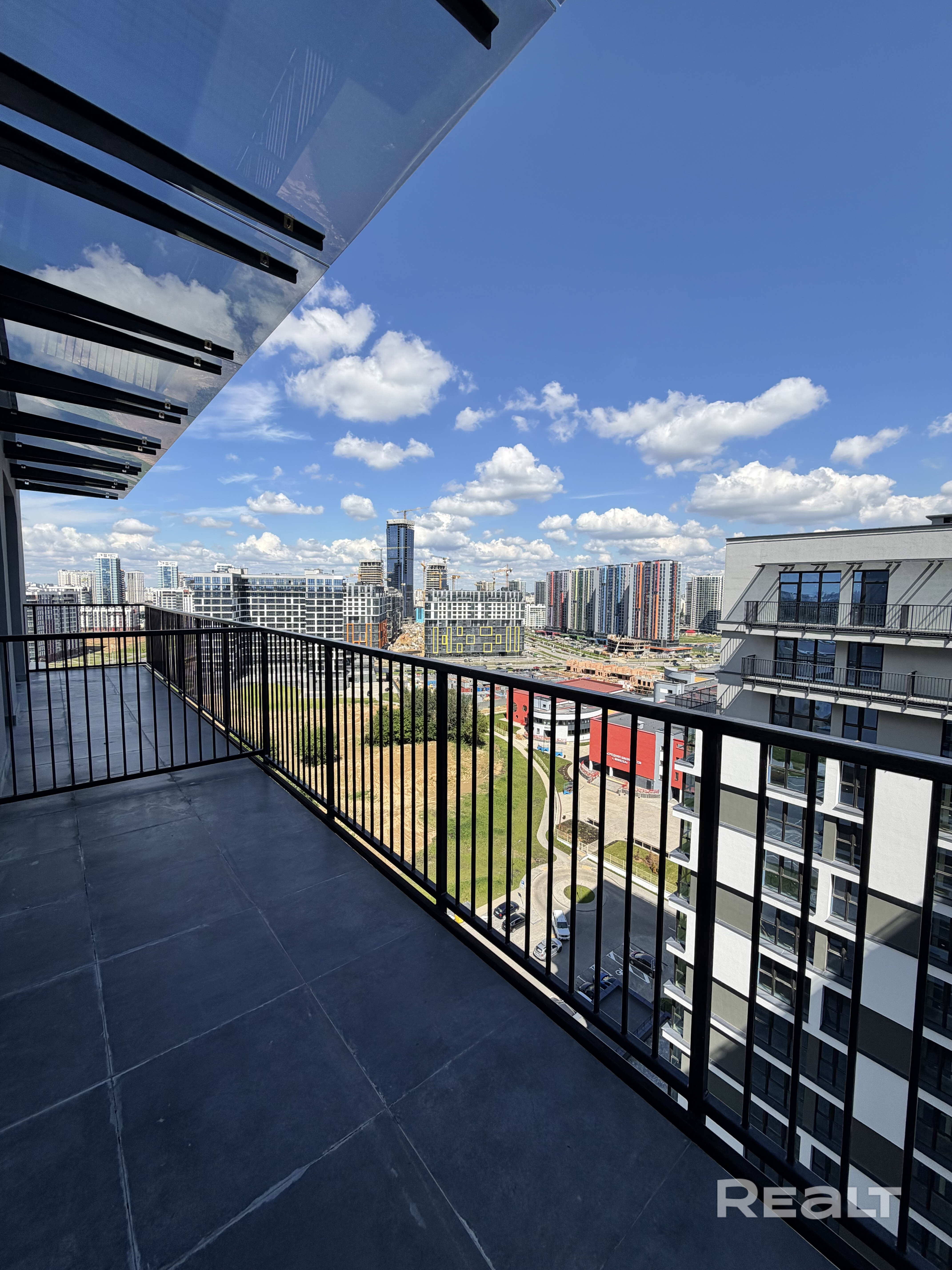 Продам бизнес-апартаменты 55.4м² по СНБ (помещение 43м² +терраса 12.8м²) на последнем 16 этаже в сданном ЖК «Несвижский Замок». Потолки 3.02м, 2 панорамных окна, правильная форма — легко планируется в евродвушку. Окна во двор, тихо, солнце до 13:00. Огромная терраса с навесом защищена от ветра. В доме ФОК с бассейном. Разрешена постоянная прописка и регистрация юр. адреса. Метро «Аэродромная» и ТРЦ Avia Mall в пешей доступности. Собственник. 🛑 АГЕНТСТВАМ НЕ ЗВОНИТЬ! – pohled 3
