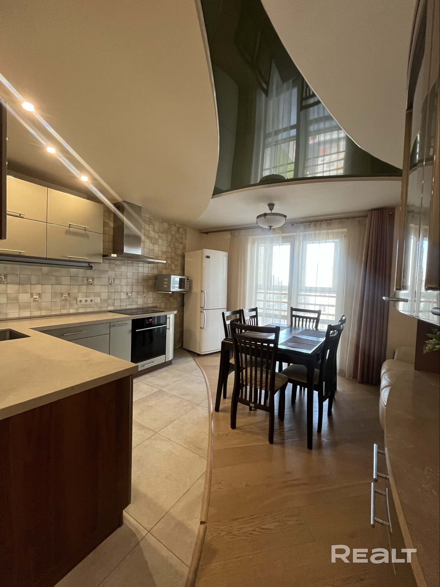 Сдаётся просторная 1-комнатная квартира (54 м²) в Минске по ул.Притыцкого, 91. Заселение с 06.08.2026г. Квартира полностью оборудована для комфортного проживания. Предоставляется постельное бельё и полотенца, бесплатный Wi-Fi. До центра 10 минут на метро без пересадок. Рядом выезд на МКАД, во дворе всегда есть место для парковки. Развитая инфраструктура, все локации в шаговой доступности: рынок «Заходні», банки, аптеки, ТРЦ «Грин»,кафе,рестораны. - Ansicht 5