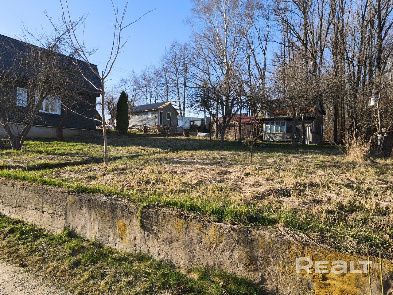 Продается дача в Московском направлении (23 км от МКАД). Отличное место как для дачного отдыха, так и для строительства загородного дома. По улице идет газ (можно подключаться), сезонное водоснабжение, электричество. На участке расположен дом (под снос или капитальную реконструкцию) 6 соток, правильной формы. На территории есть сарай для хранения инвентаря. 15 минут пешком до ж/д станции «Домашаны» — удобно добираться без машины. Выезд на трассу - Więcej