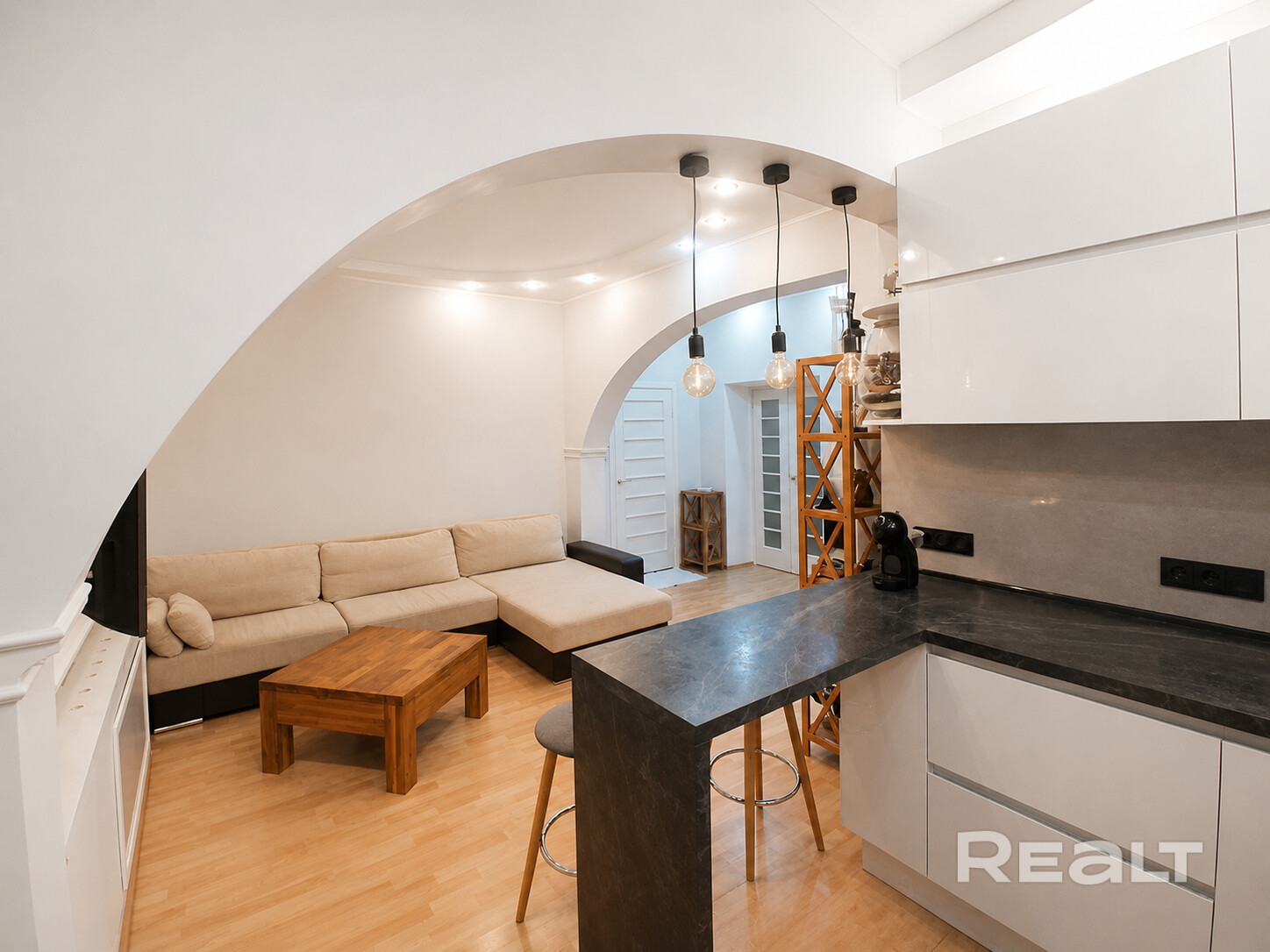 Продаётся квартира 66,2 м² в кирпичной сталинке на улице Свердлова, 15. Исторический центр Минска, 4-й этаж, высокие потолки, окна на две стороны, зелень в окнах, камерный подъезд: всего 6 квартир в жилой части, по 2 квартиры на этаже. В квартире сделан качественный современный ремонт. Планировка продумана для жизни: просторная кухня-гостиная, спальня и кабинет/детская, гардеробная 6,1 м², большая ванная, балкон, подвал и домашний кинотеатр с экраном для проектора. - Ansicht 3