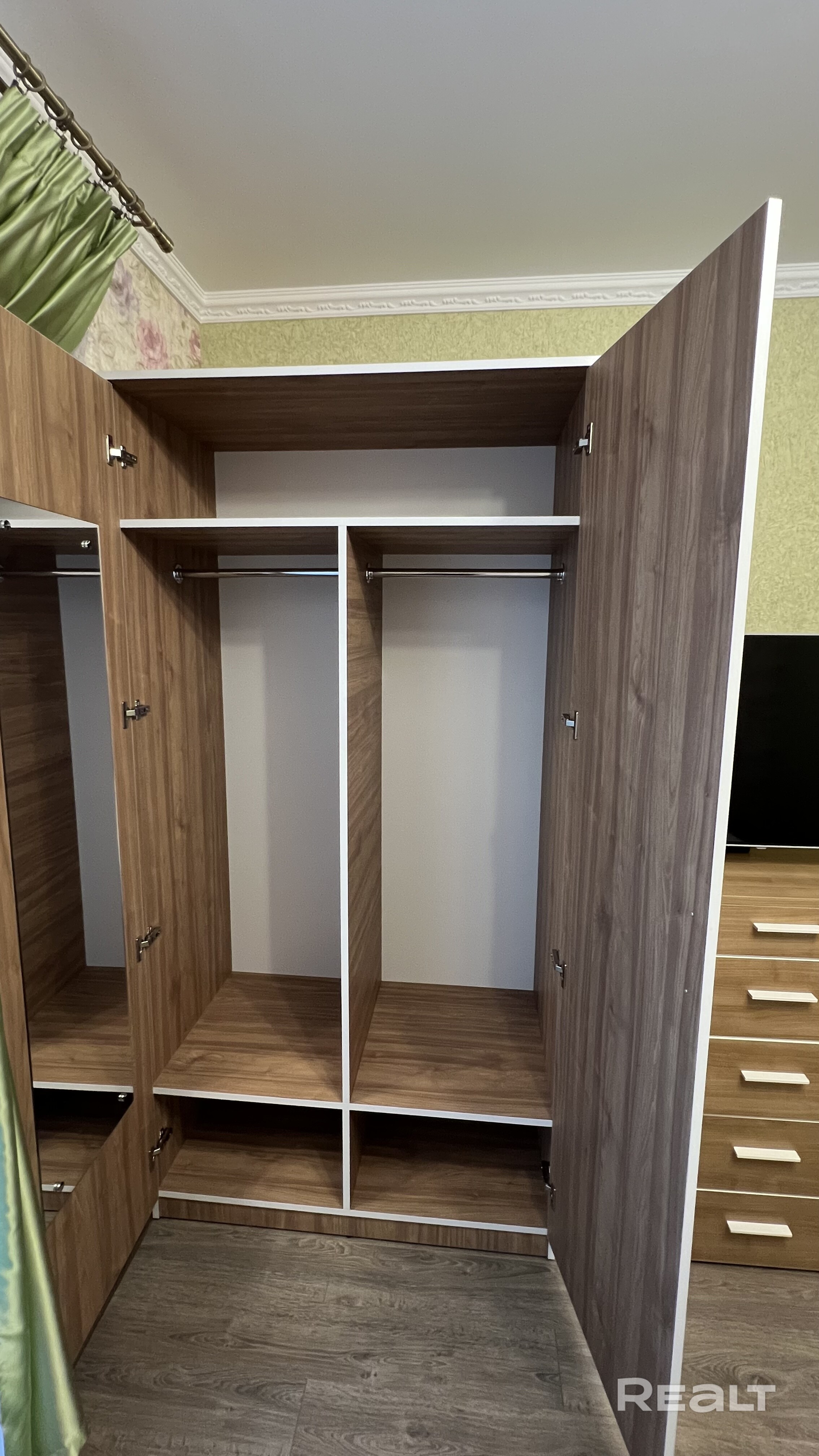 Квартира с хорошим ремонтом площадью 60 кв. м. 5 этаж. Рядом метро, развитый район. Много магазинов. Есть все необходимое для комфортного проживания. Сдается на длительный срок. При заселении вносится арендная плата за первый месяц + залог за сохранность имущества в размере месячной аренды. Коммунальные платежи оплачивает арендатор. В квартире прописан 1 человек. Готова к заселению. – pohled 5