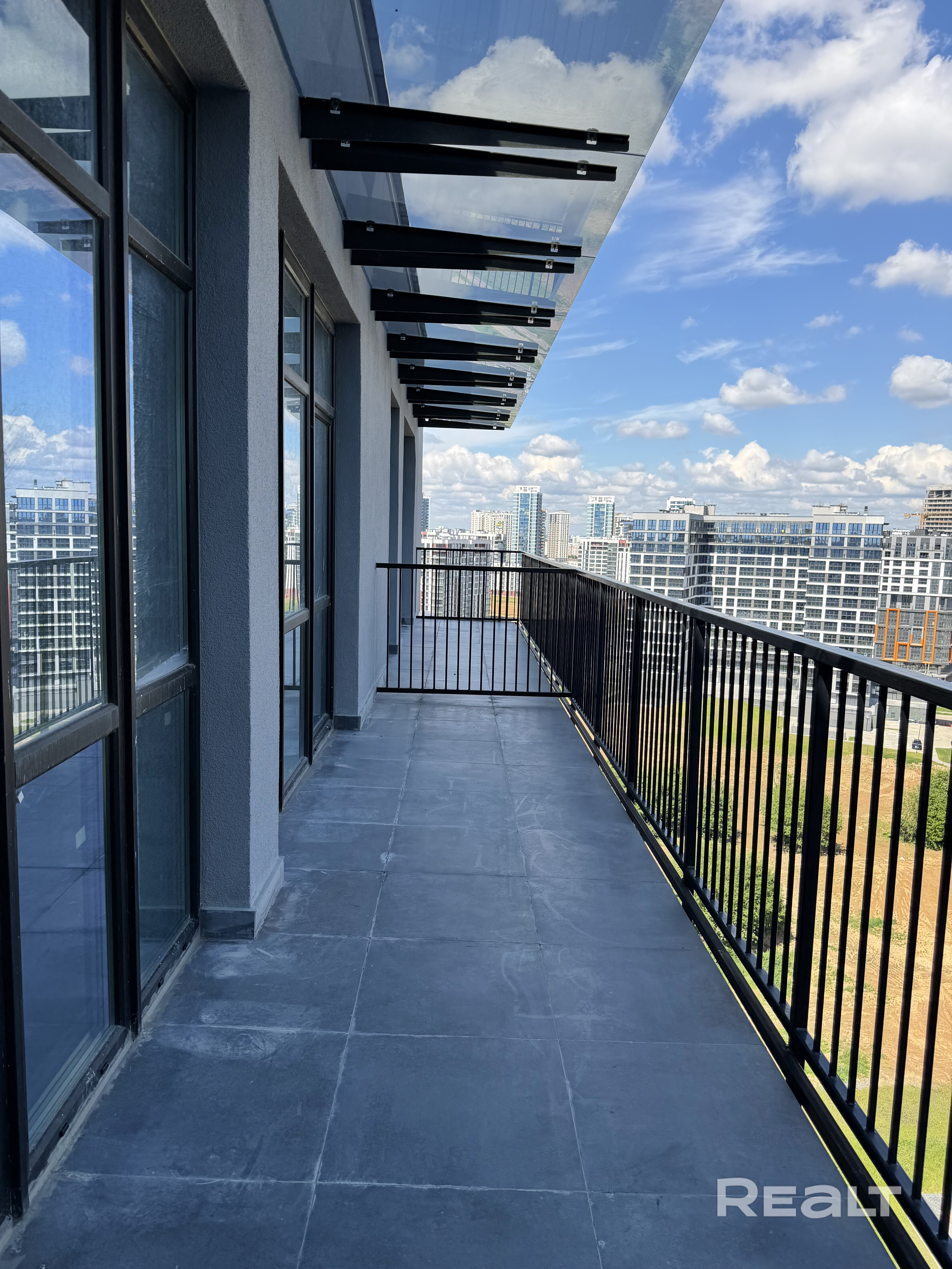 Продам бизнес-апартаменты 55.4м² по СНБ (помещение 43м² +терраса 12.8м²) на последнем 16 этаже в сданном ЖК «Несвижский Замок». Потолки 3.02м, 2 панорамных окна, правильная форма — легко планируется в евродвушку. Окна во двор, тихо, солнце до 13:00. Огромная терраса с навесом защищена от ветра. В доме ФОК с бассейном. Разрешена постоянная прописка и регистрация юр. адреса. Метро «Аэродромная» и ТРЦ Avia Mall в пешей доступности. Собственник. 🛑 АГЕНТСТВАМ НЕ ЗВОНИТЬ! – pohled 5