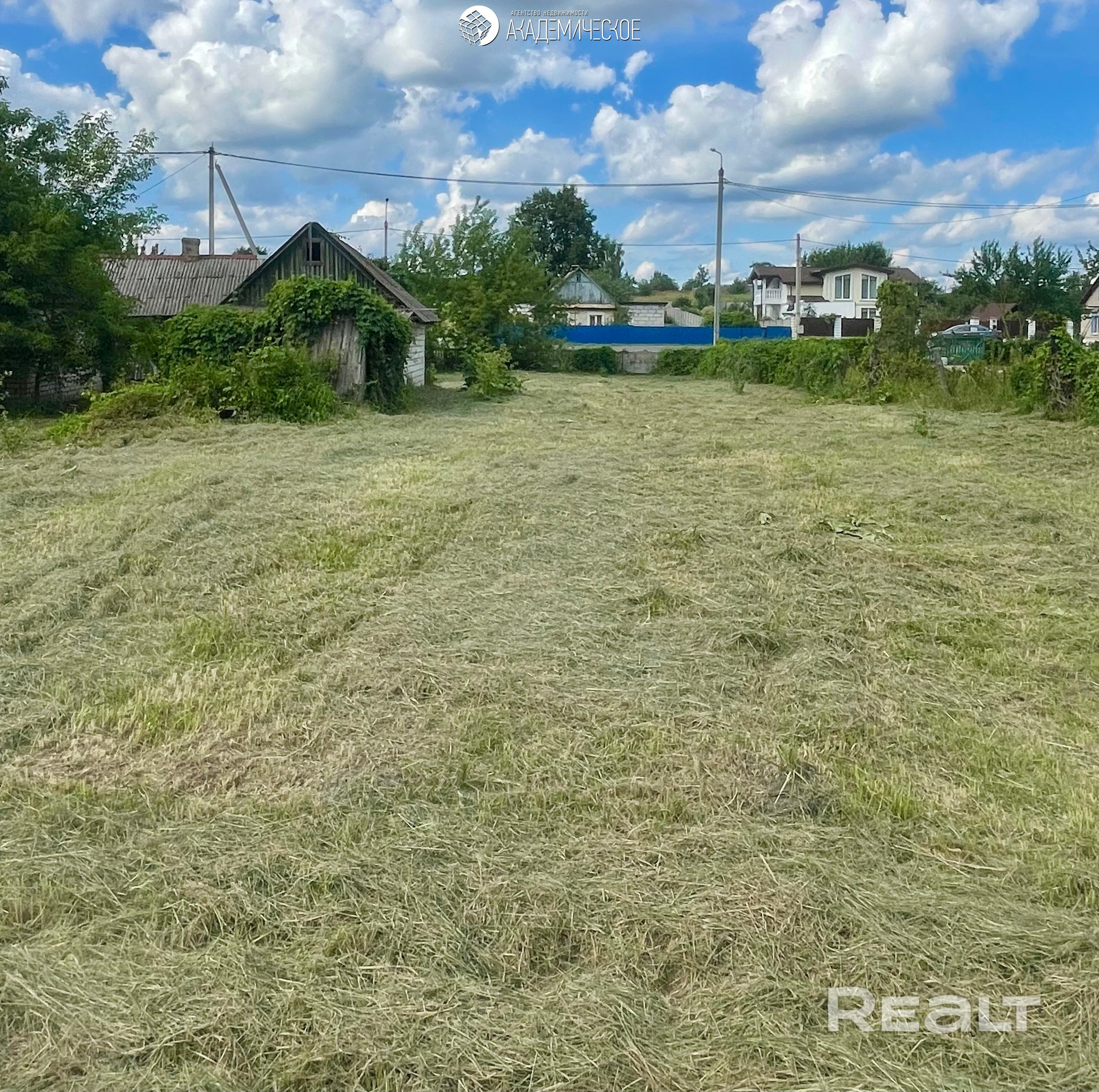 Сам участок в центре населенного пункта. Дому требуется реконструкция. Земля находиться в ПНВ. В населенном пункте есть магазины Евроопт, баня, дом культуры, детский сад, Белпочта. - Vista 5