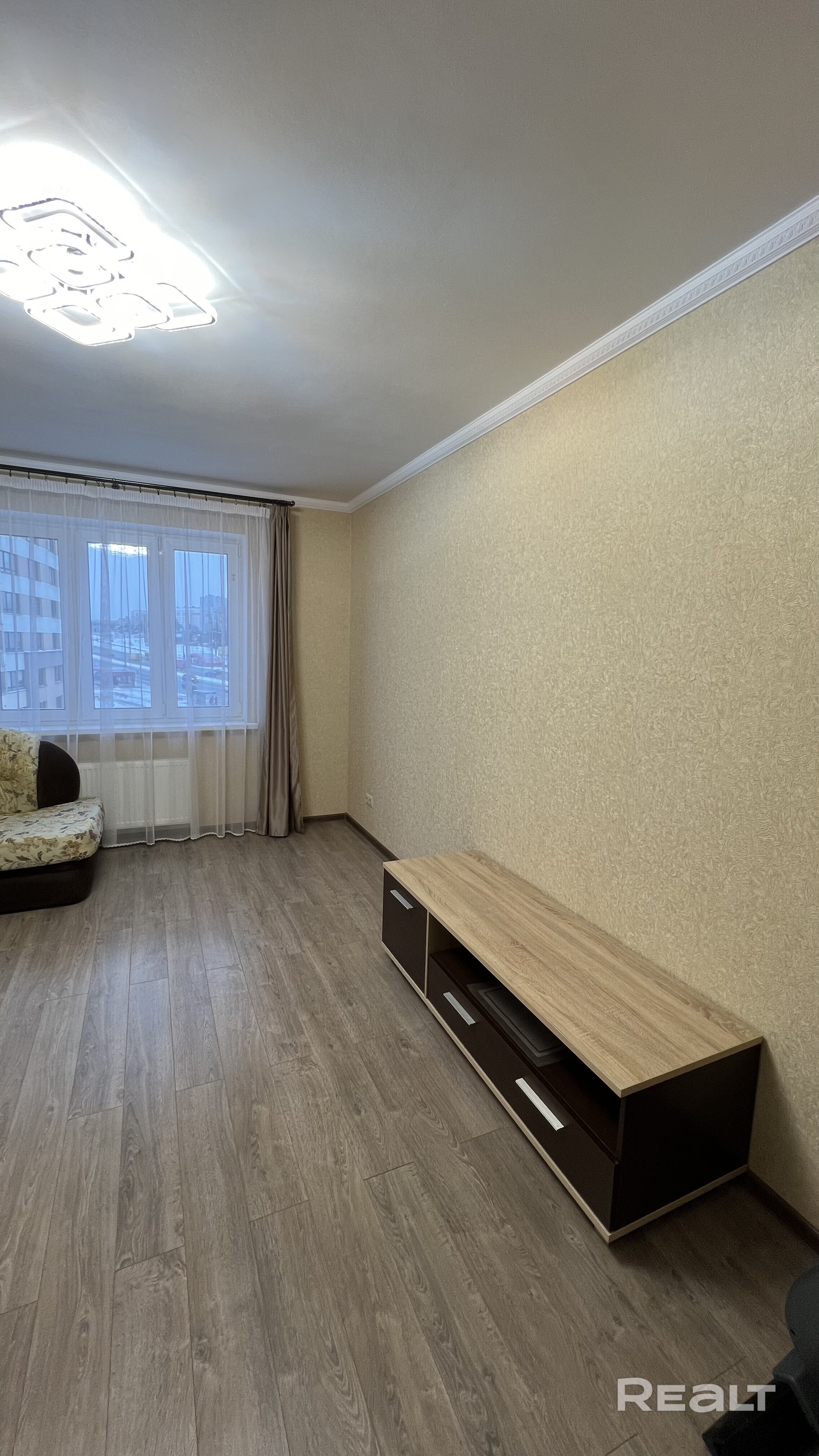 Квартира с хорошим ремонтом площадью 60 кв. м. 5 этаж. Рядом метро, развитый район. Много магазинов. Есть все необходимое для комфортного проживания. Сдается на длительный срок. При заселении вносится арендная плата за первый месяц + залог за сохранность имущества в размере месячной аренды. Коммунальные платежи оплачивает арендатор. В квартире прописан 1 человек. Готова к заселению. – další