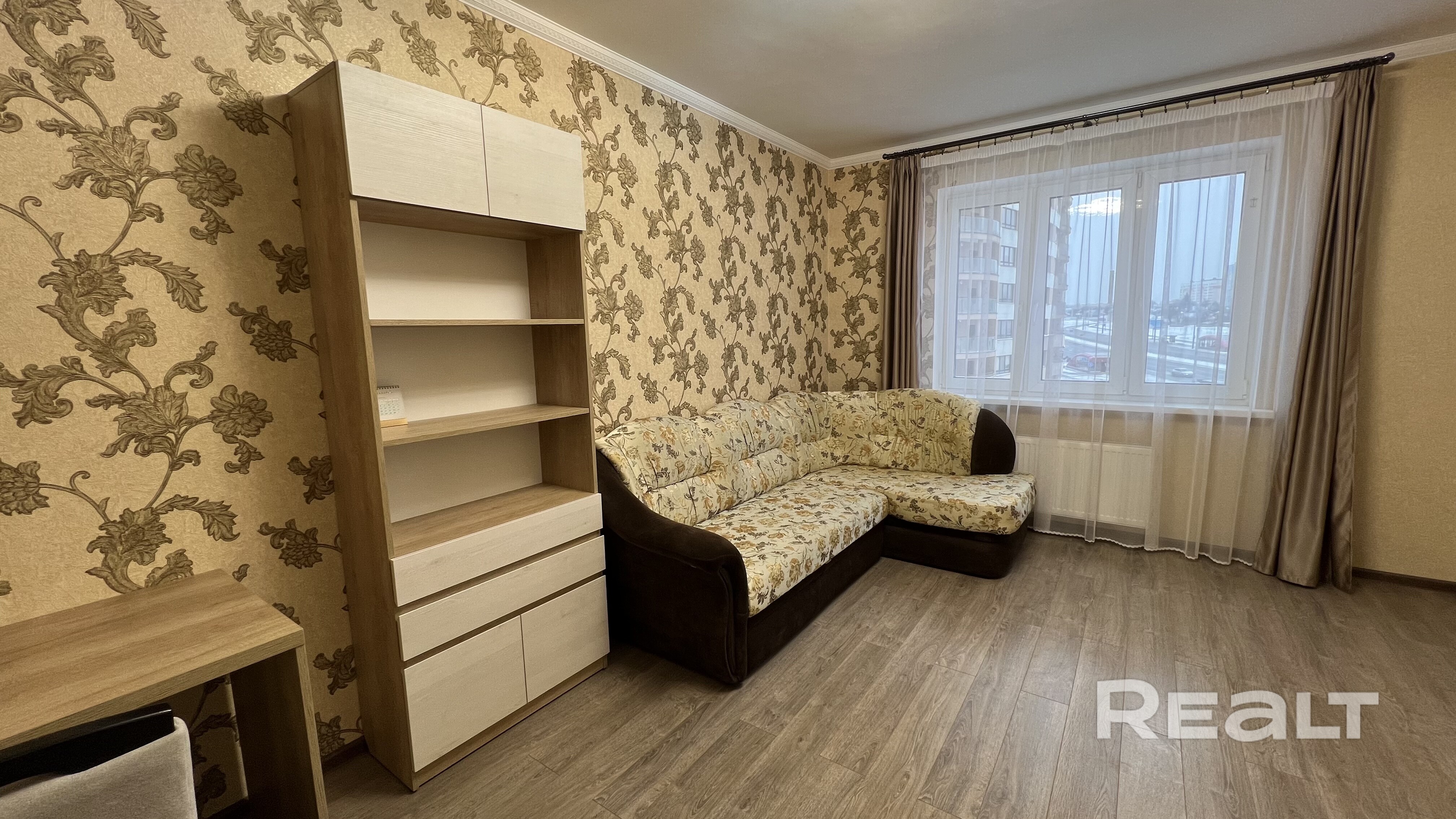 Квартира с хорошим ремонтом площадью 60 кв. м. 5 этаж. Рядом метро, развитый район. Много магазинов. Есть все необходимое для комфортного проживания. Сдается на длительный срок. При заселении вносится арендная плата за первый месяц + залог за сохранность имущества в размере месячной аренды. Коммунальные платежи оплачивает арендатор. В квартире прописан 1 человек. Готова к заселению. – pohled 6