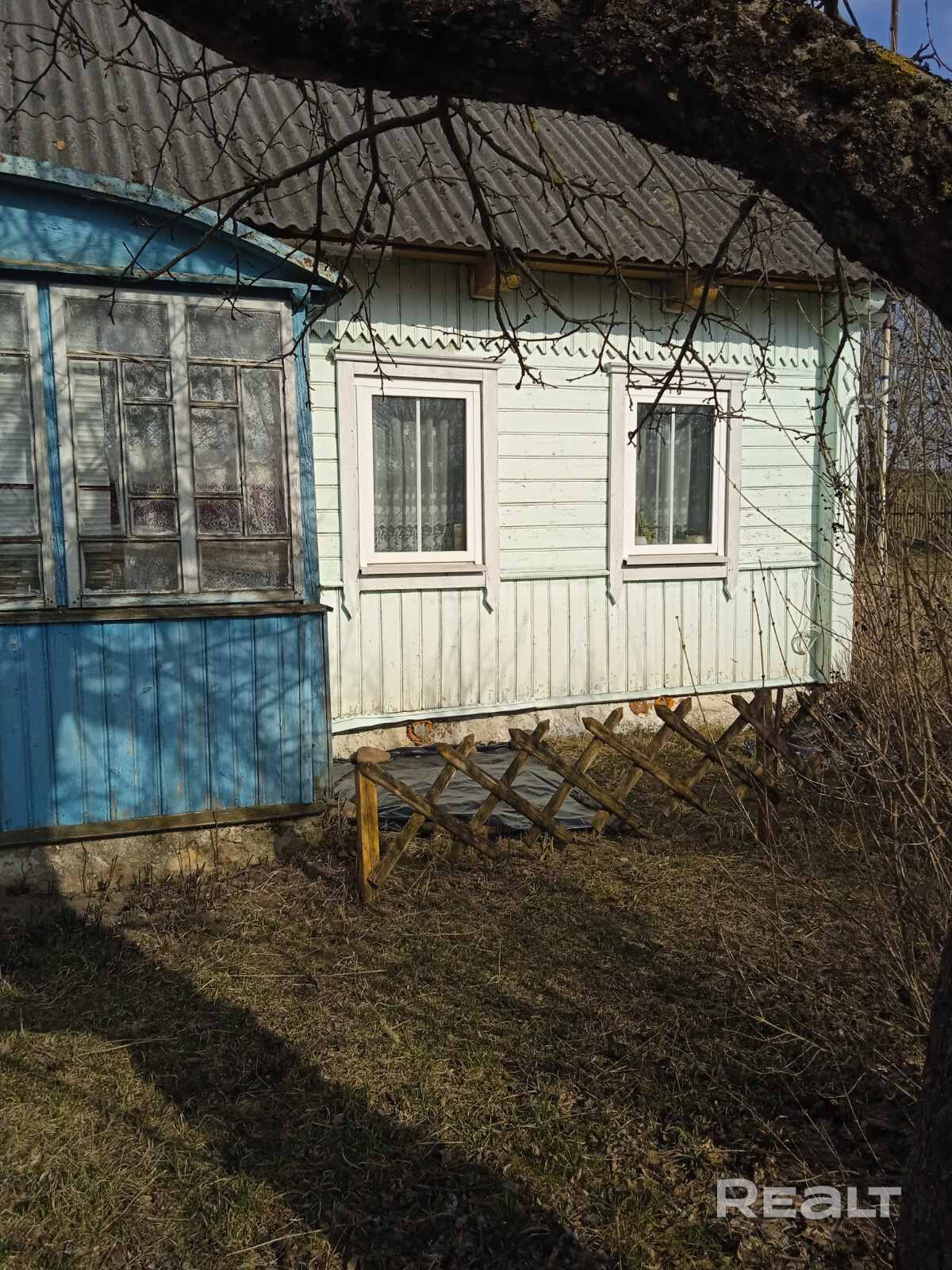 Продается благоустроенный дом, Брестское направление, д. Крутой Берег(13 км от Несвижа, 109 км от МКАД). Крайний участок у поля, красивый вид, 30 соток. В доме природный газ(хороший котел, отопление разведено),вода из колодца(насос, заведена в дом), санузел в доме, канализация местная, окна ПВХ. Идеально под дачу, а также для постоянного проживания. Чистая продажа торг. - Widok 4