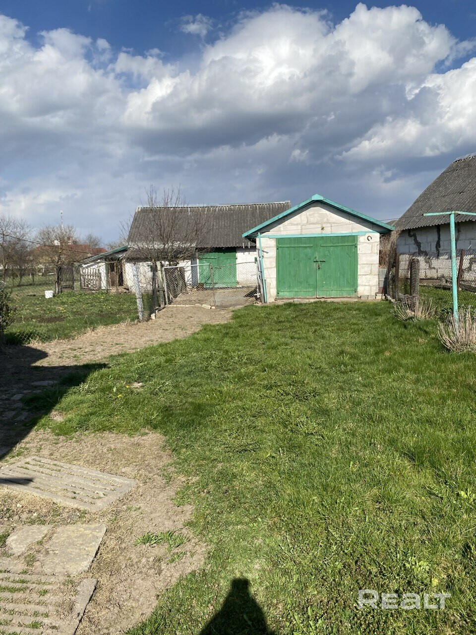 Дом расположен на ухоженном участке с просторным двором. Территория огорожена, есть удобный подъезд. На участке находятся хозяйственные постройки, гараж/сарай, колодец, а также достаточно места для огорода, сада или зоны отдыха. Отдельное преимущество – развитая инфраструктура аг. Снов: есть магазины, бассейн, церковь и костёл. Удобное транспортное сообщение – ж/д станция и регулярные маршруты позволяют без проблем добираться до Минска. Тихое, обжитое место–отличный вариант для жизни за городом. - Ansicht 4