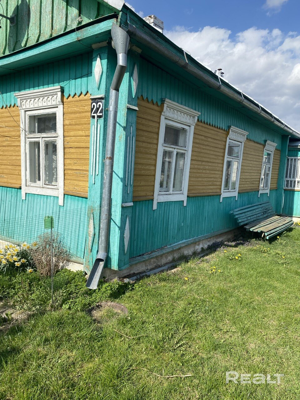 Дом расположен на ухоженном участке с просторным двором. Территория огорожена, есть удобный подъезд. На участке находятся хозяйственные постройки, гараж/сарай, колодец, а также достаточно места для огорода, сада или зоны отдыха. Отдельное преимущество – развитая инфраструктура аг. Снов: есть магазины, бассейн, церковь и костёл. Удобное транспортное сообщение – ж/д станция и регулярные маршруты позволяют без проблем добираться до Минска. Тихое, обжитое место–отличный вариант для жизни за городом. - Ansicht 6