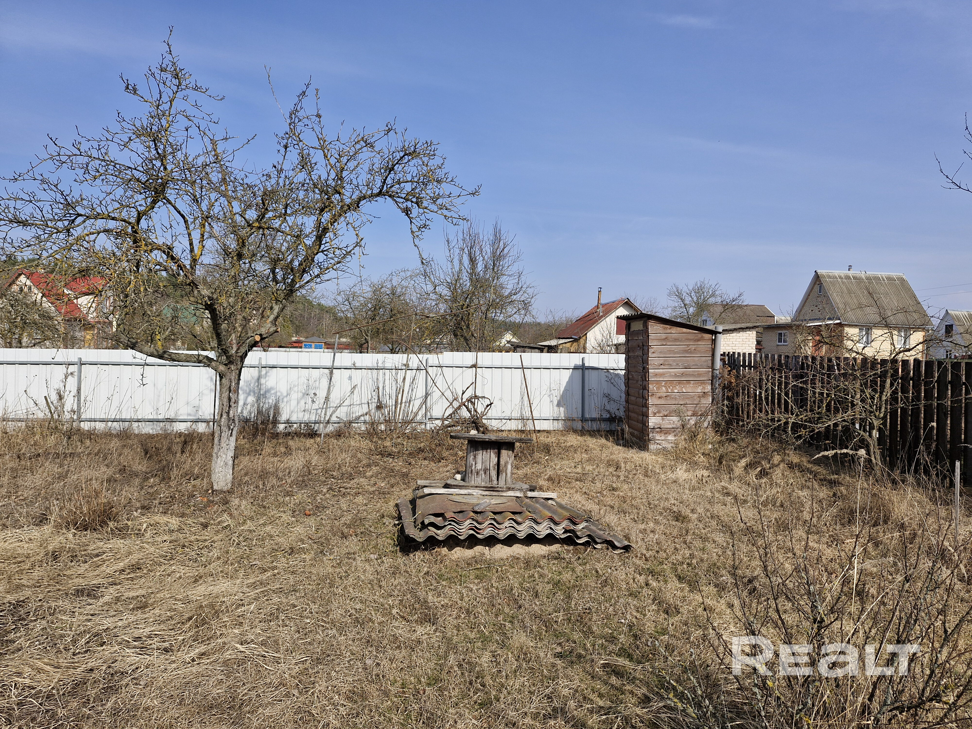 Продам дачу в СТ «Водолей». Участок на крайней улице, удобный заезд, вода сезонная, с/узел на участке, есть летний душ. На первом этаже сруб обложен кирпичом, мансарда каркасная с утеплением стен 150 мм и кровли 200мм. В 2025 году сделаны: перекрытие и стропильная система, новая крыша из металлочерепицы 0,5 мм, входная дверь, двухкамерные стеклопакеты на мансарде, канализация 2 колодца 1,5м - слив заведён в дом, ввод электричества 6 мм. - Ansicht 5