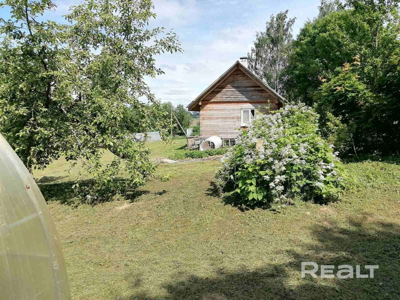 Продам дом в д. Павелково (Центральная 19а). Участок 12,8 соток (ЛПХ), обработан под огород. Есть теплица, плодовые кустарники и яблони. В доме печь-плита, свет, вода. Газ — на соседнем участке, оптоволокно заведено. Отличная дорога (асфальт), рядом остановка. 2,5 км до трассы Р-1 (Фаниполь). Идеально для сезонного проживания и садоводства. - Vista 5