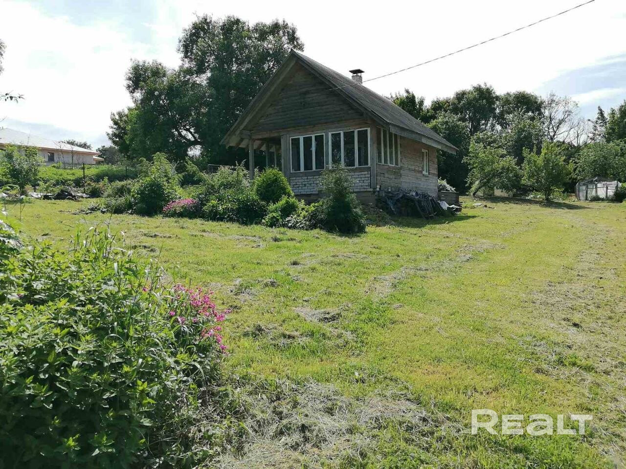 Продам дом в д. Павелково (Центральная 19а). Участок 12,8 соток (ЛПХ), обработан под огород. Есть теплица, плодовые кустарники и яблони. В доме печь-плита, свет, вода. Газ — на соседнем участке, оптоволокно заведено. Отличная дорога (асфальт), рядом остановка. 2,5 км до трассы Р-1 (Фаниполь). Идеально для сезонного проживания и садоводства. - Vista 4
