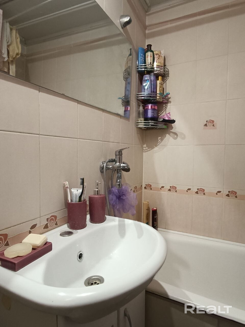 Продам уютную квартиру в Лошице Рядом два садика, школа, несколько гипермаркетов В двух остановках лошицкий парк Также в двух остановках метро Слуцкий гостинец Под балконом есть подвальное помещение - Mehr