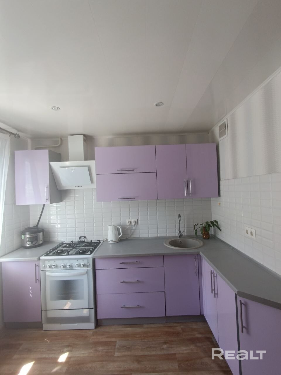 Продам уютную квартиру в Лошице Рядом два садика, школа, несколько гипермаркетов В двух остановках лошицкий парк Также в двух остановках метро Слуцкий гостинец Под балконом есть подвальное помещение - Ansicht 5
