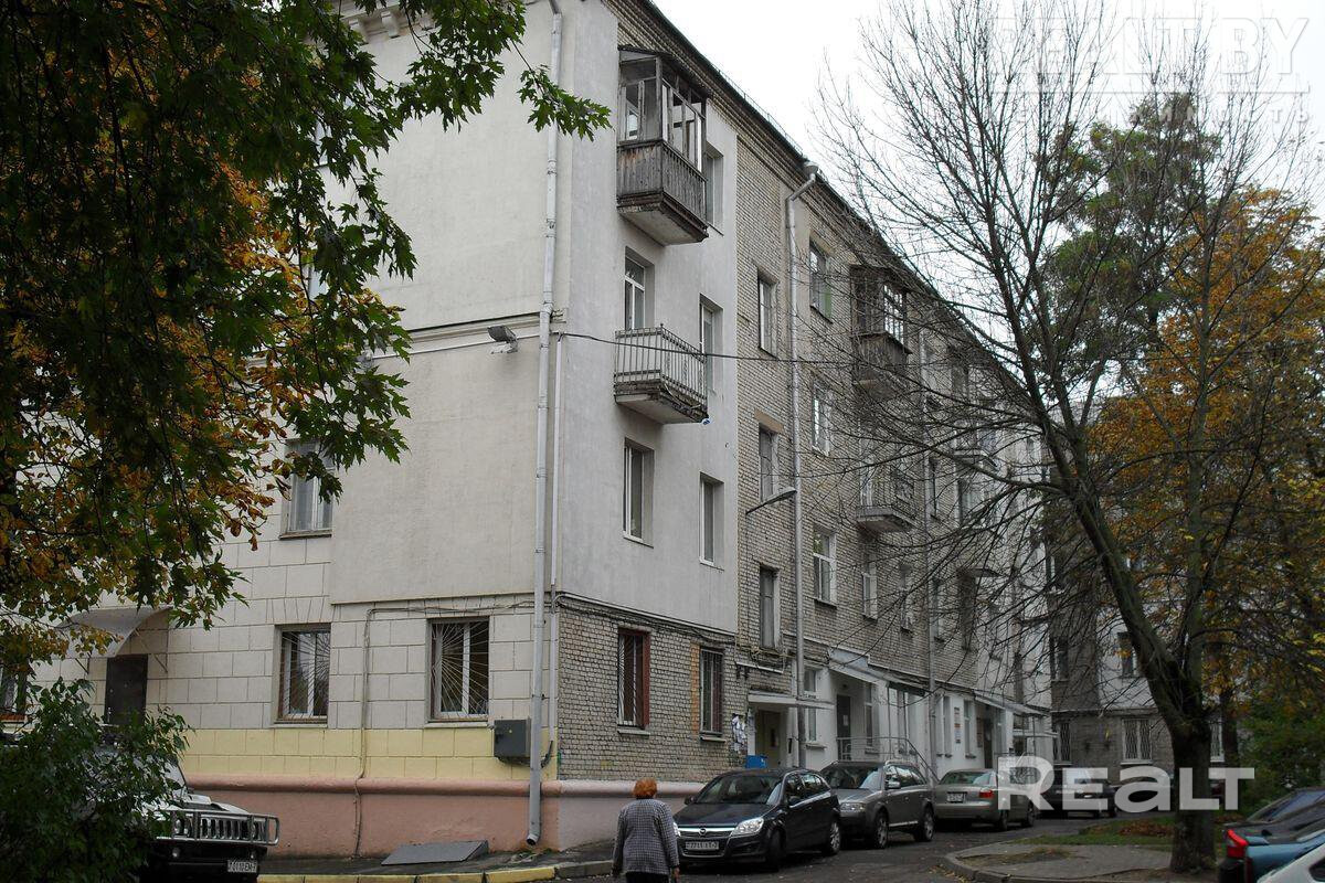 Продается трёхкомнатная квартира в старом "сталинском" доме на первой линии по Якуба Коласа на 1 этаже - прекрасный выбор для Вашего бизнеса: офиса, склада, кафе или магазина! Это - последний шанс получить площадь в этом доме; все остальные квартиры на 1 этаже уже проданы под коммерцию: по соседству - Вайлдберриз, Европочта, поликлиника и др.! Соседние дома тоже не отстают, скоро первых этажей в продаже не будет! Прошу не беспокоить любителей поторговаться, торг возможен только в большую сторону - Ansicht 3