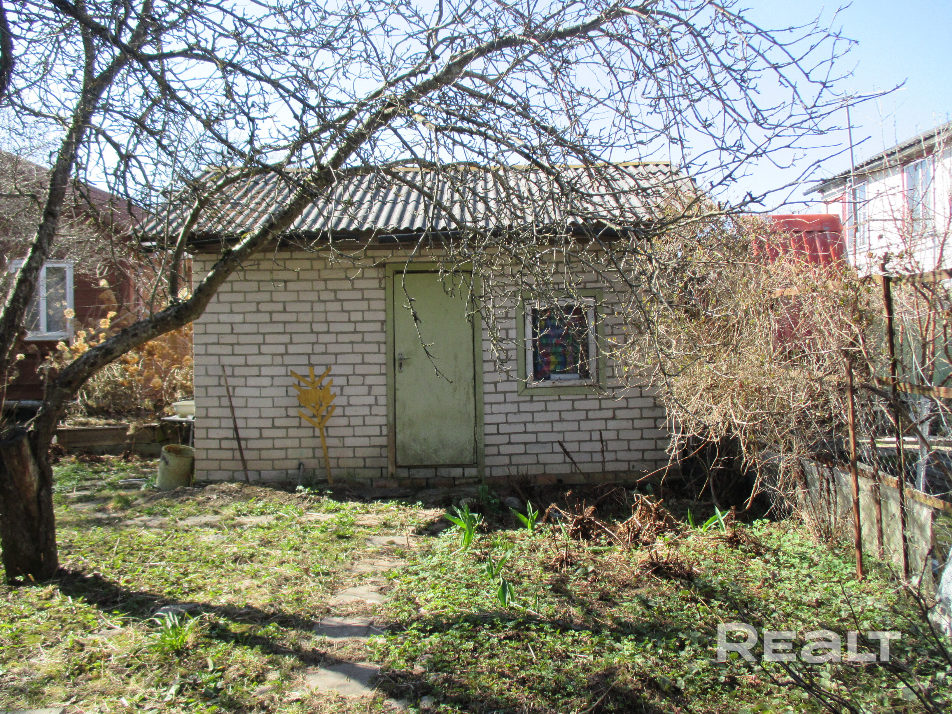 Уютная дача в тихом зелёном месте — отличный вариант для отдыха за городом и дачного проекта. Молодечненский район, рядом с д. Вязинка. Двухэтажный деревянный дом в хорошем состоянии, проведено электричество, есть печь с лежанкой. Участок 4 сотки возле дома + 2 сотки отдельно. Тенистый участок с плодовыми деревьями создаёт приятную атмосферу для отдыха. Хорошие соседи, рядом магазин. Соседний участок свободен — при желании можно увеличить территорию. - Ansicht 4