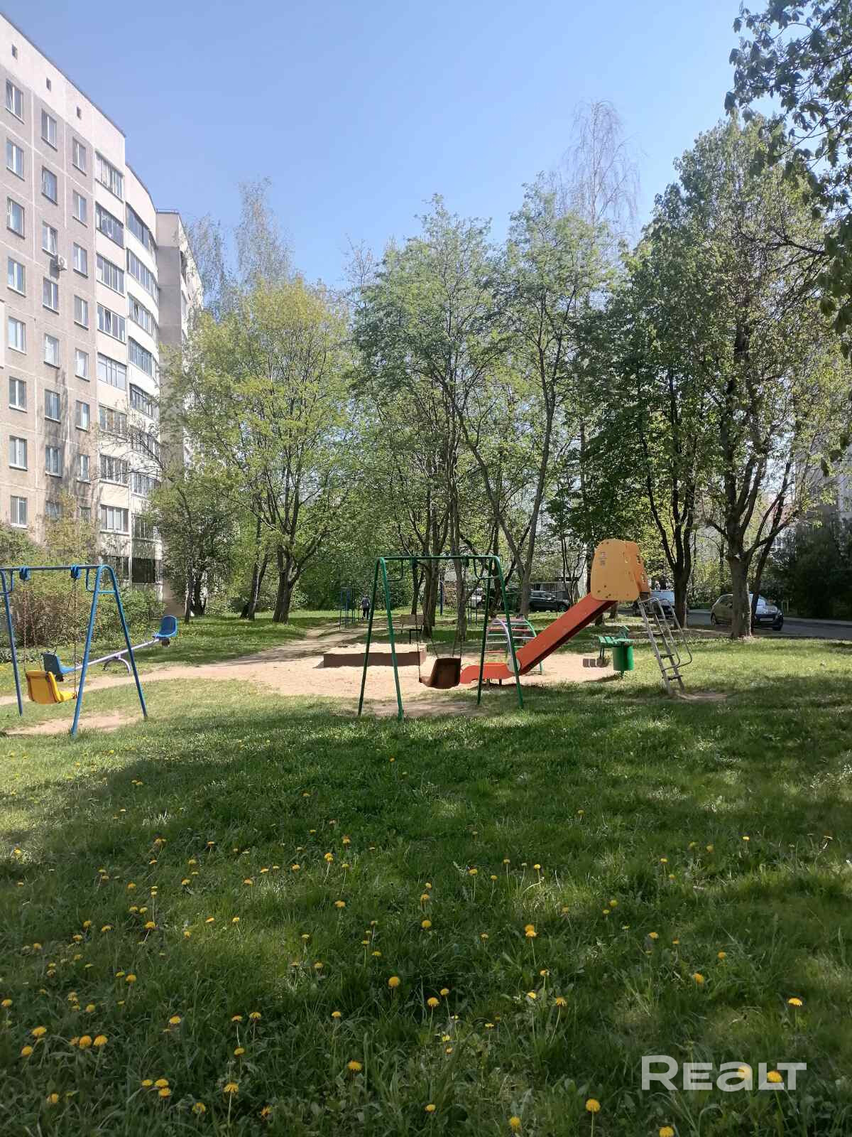 Просторная 2-х комнатная квартира в самом экологически чистом районе Минска. В квартире произведена перепланировка, все узаконено. Удобный выезд на МКАД. Рядом остановка общественного транспорта .В перспективе - новая станция метро ( зеленая ветка ).В нескольких минутах от дома находятся торговый центр и рынок .Рядом лесопарковая зона и Цнянское водохранилище, идеальные для прогулок и активного отдыха . Квартира расположена на комфортном 6 этаже. Теплая, светлая с красивым видом из окон. – pohled 3